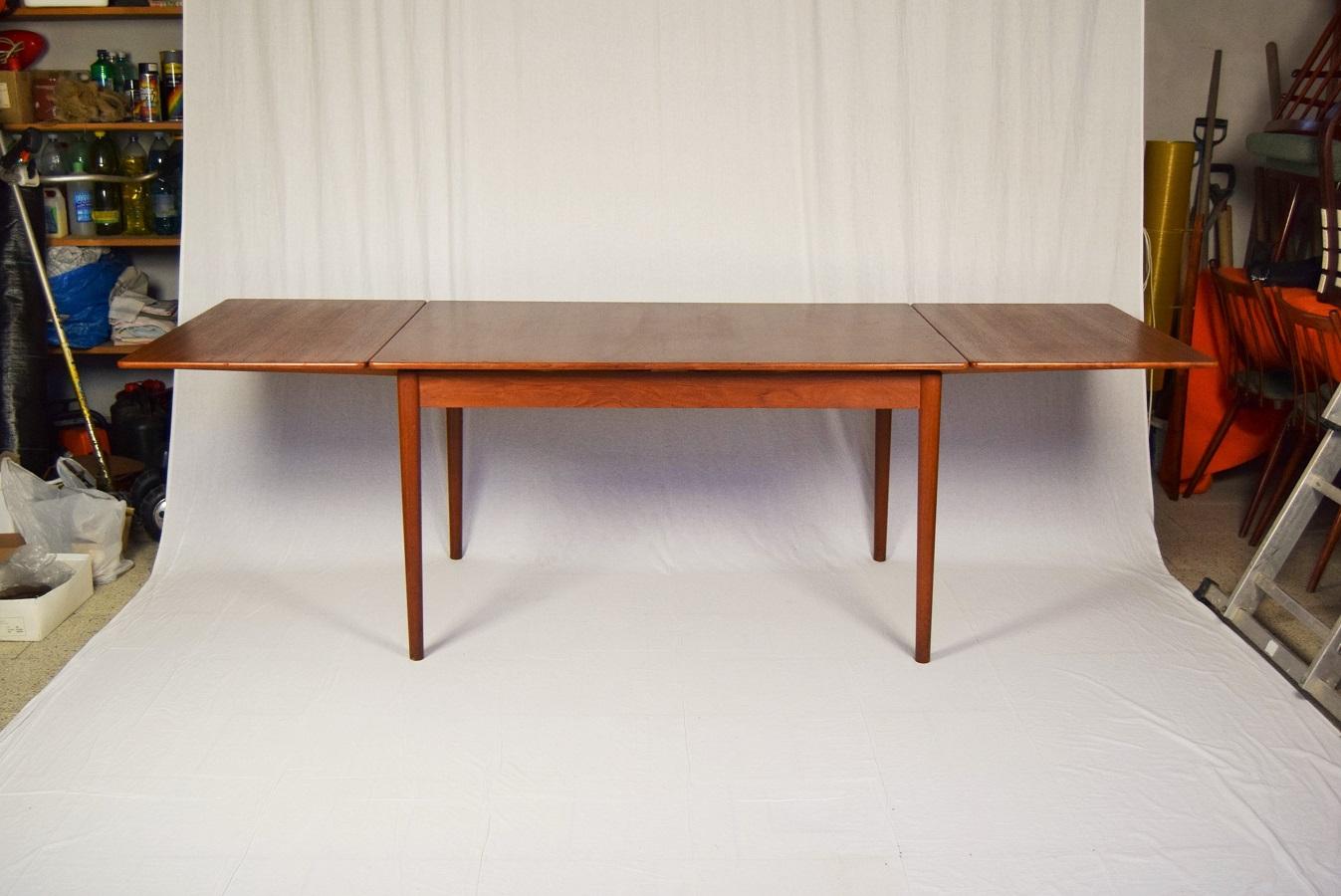 - Made in Sweden
- Made of teak wood
- Dimension of extending width: 249 cm
- Good condition.