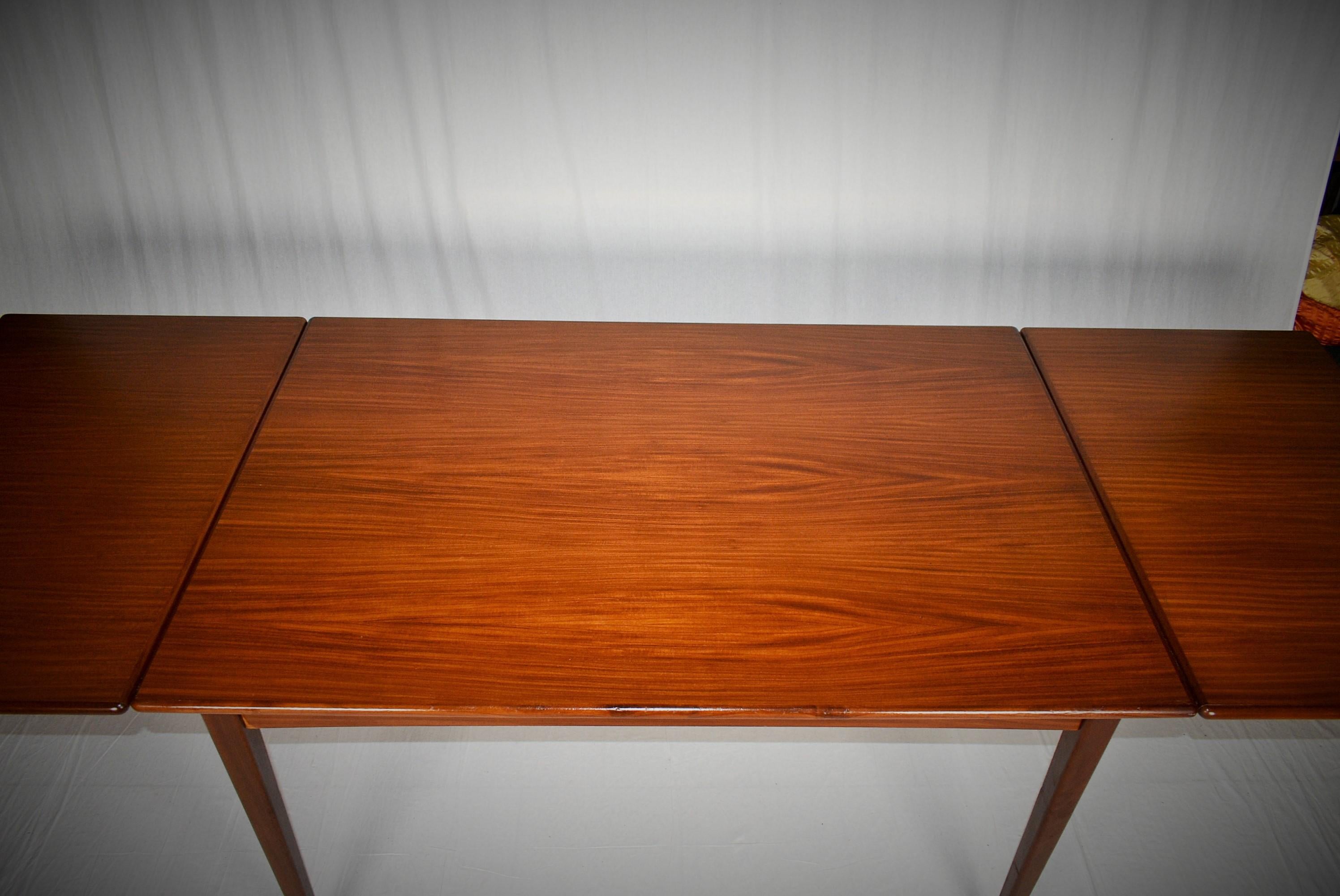 - Made in Sweden
- Made of teak wood
- Dimension of extending width 249 cm
- Good condition.