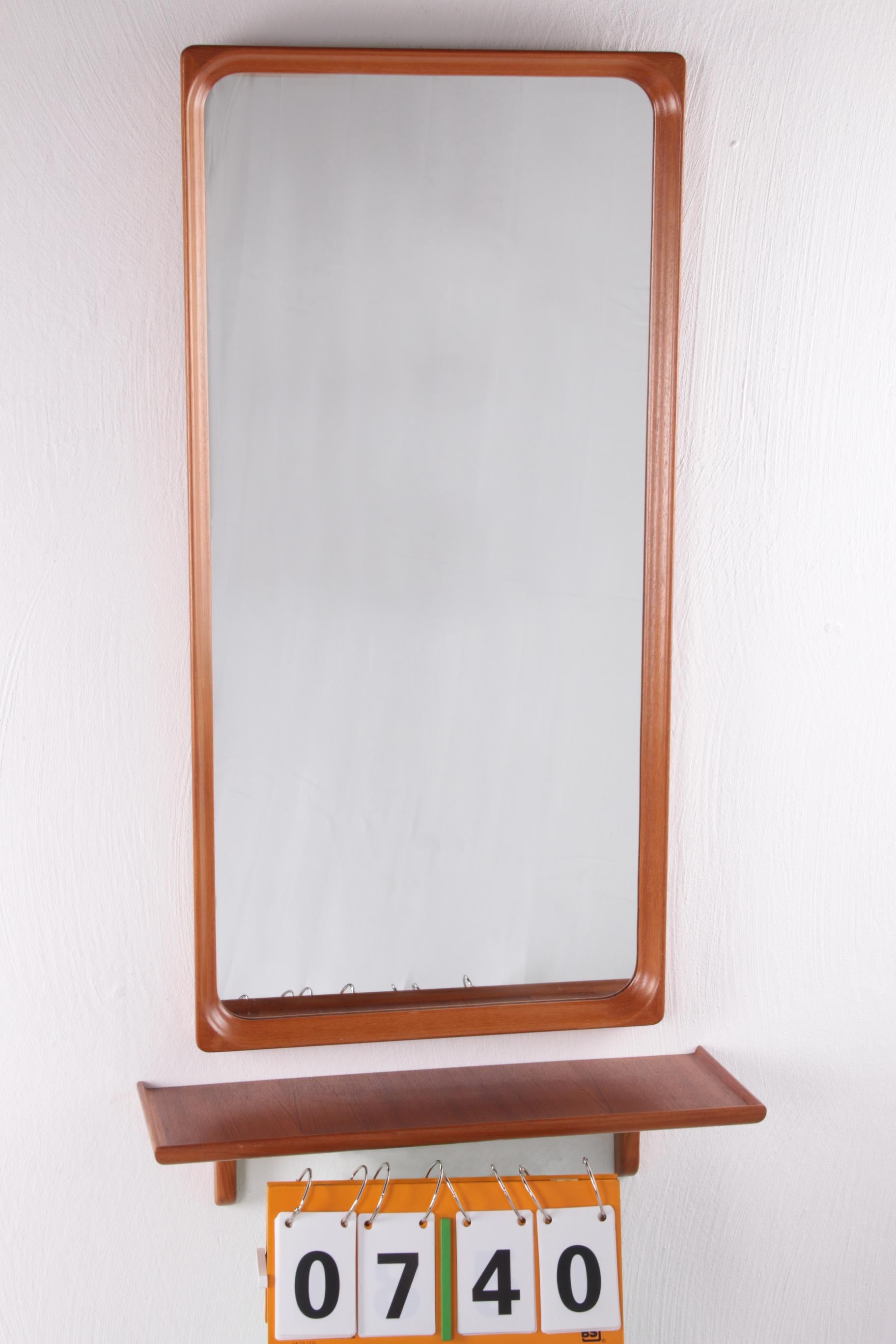 A beautiful rectangular wall mirror from Markaryd Glas Master, from Denmark.

In excellent condition and marked.

Made of teak with a teak shelf for your accessories.

Looks great in the hall or bedroom.
Shelf:

Height 13 cm

Length 55