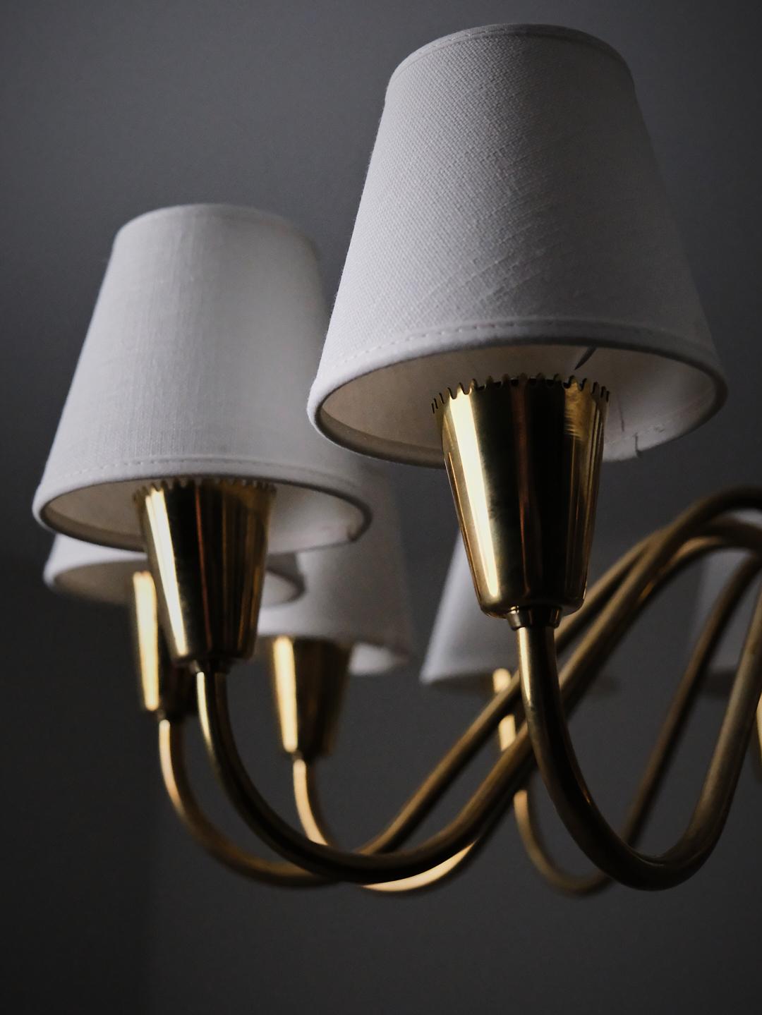 Lustre à 12 bras en laiton et tissu, designer suédois, années 1960 en vente 3