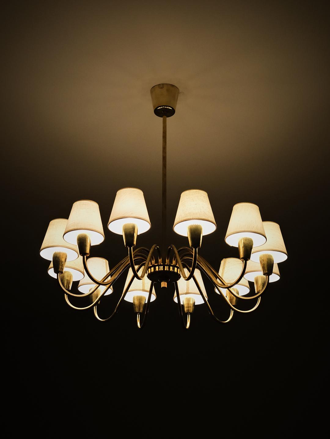 Apportez une élégance intemporelle à votre intérieur avec ce superbe lustre en laiton des années 1960. Conçue par un designer suédois inconnu, cette pièce reflète les lignes épurées et l'artisanat de haute qualité caractéristiques du design