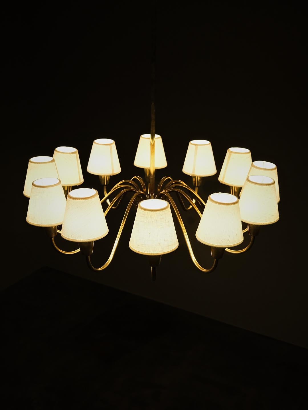 Scandinave moderne Lustre à 12 bras en laiton et tissu, designer suédois, années 1960 en vente