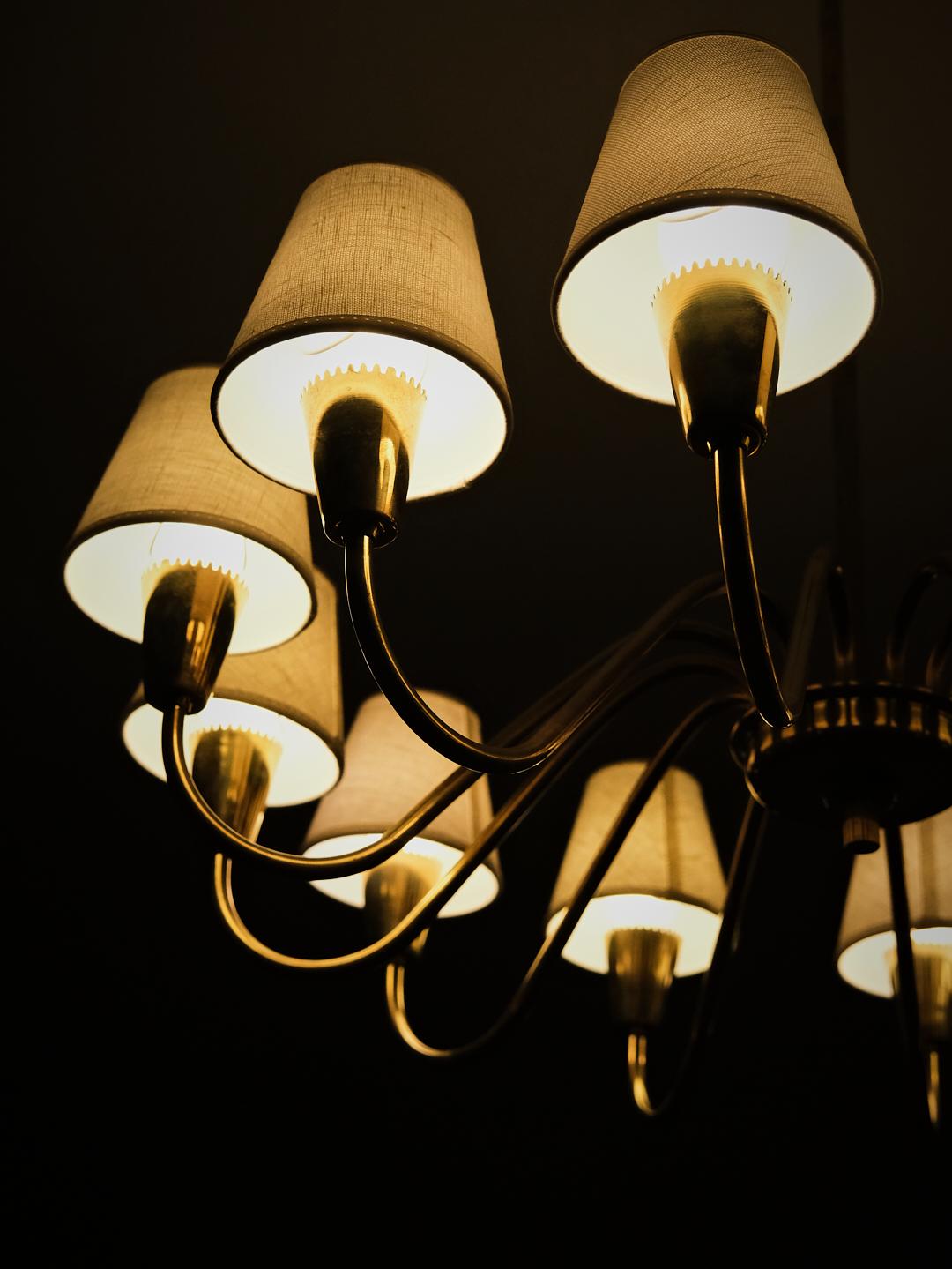 Suédois Lustre à 12 bras en laiton et tissu, designer suédois, années 1960 en vente