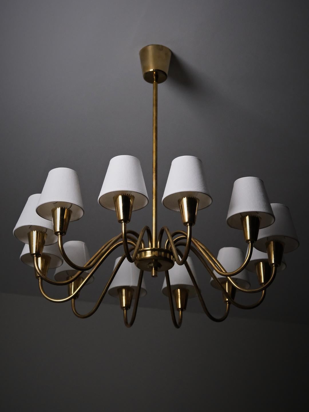 Lustre à 12 bras en laiton et tissu, designer suédois, années 1960 Bon état - En vente à Eskilstuna, SE