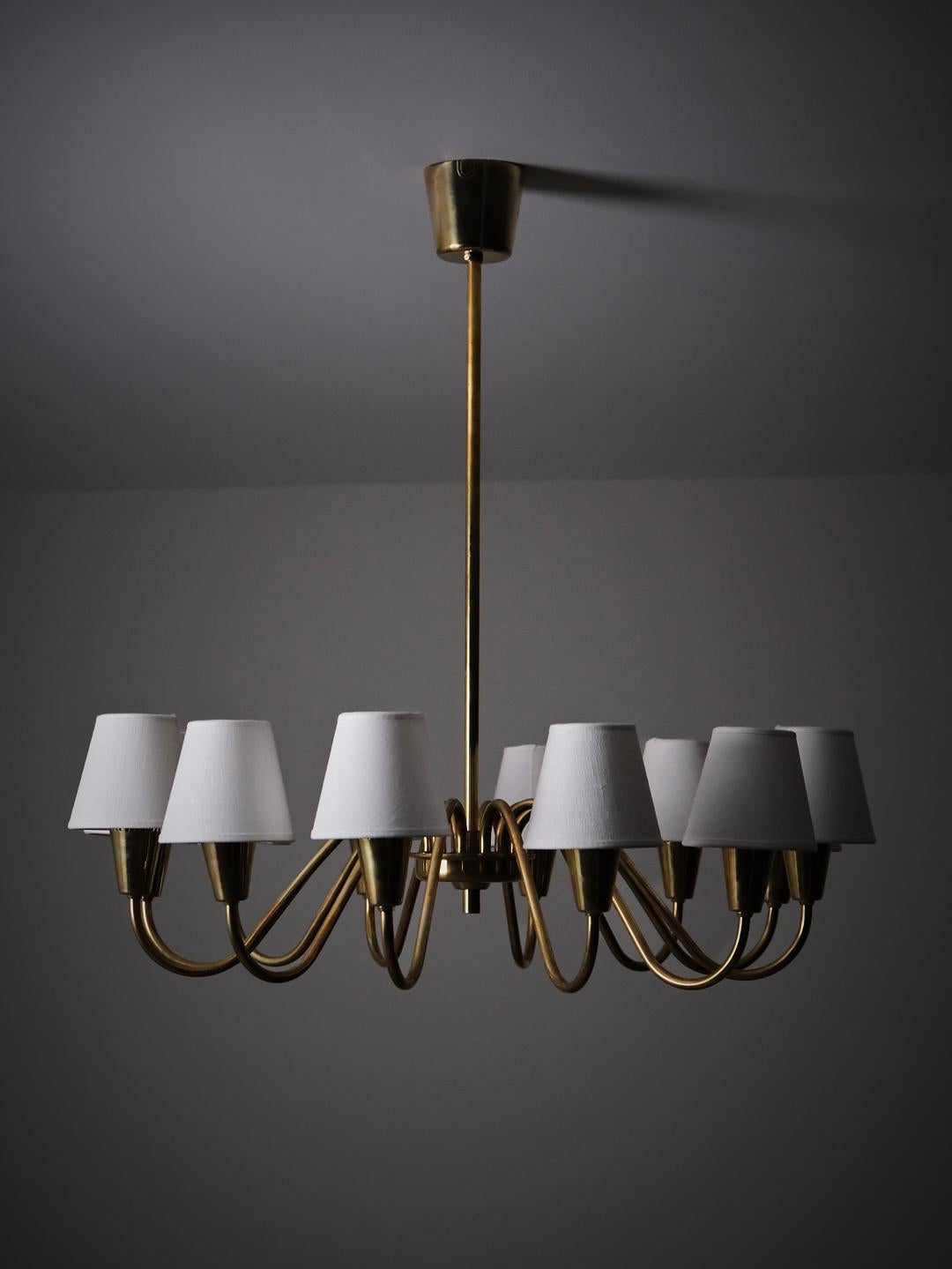 20ième siècle Lustre à 12 bras en laiton et tissu, designer suédois, années 1960 en vente