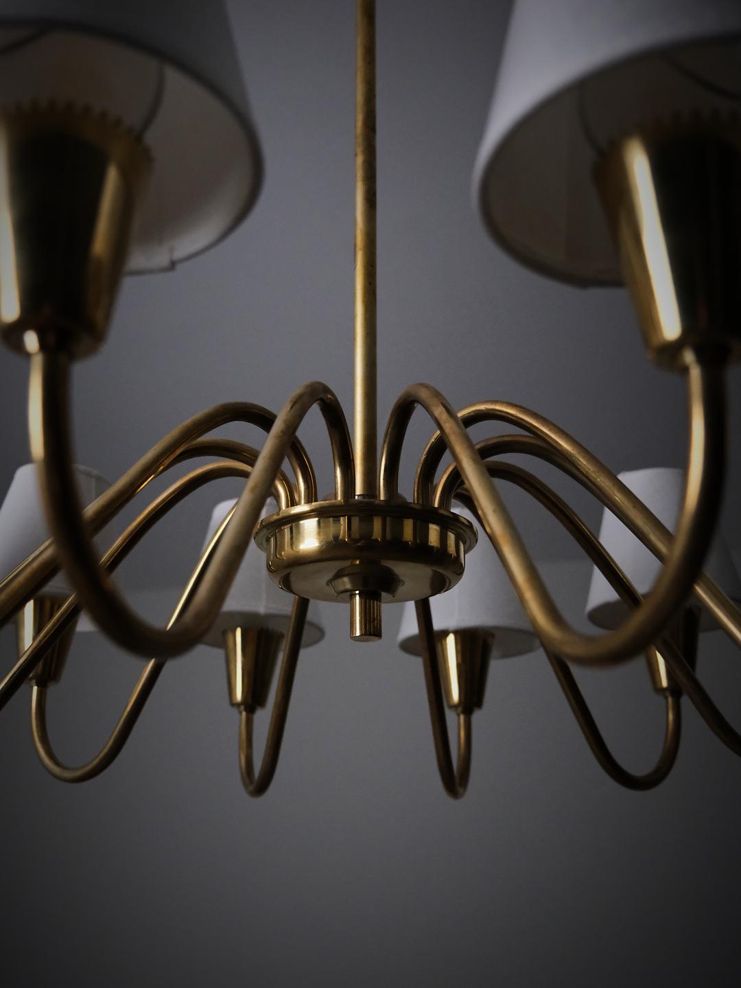 Lustre à 12 bras en laiton et tissu, designer suédois, années 1960 en vente 1