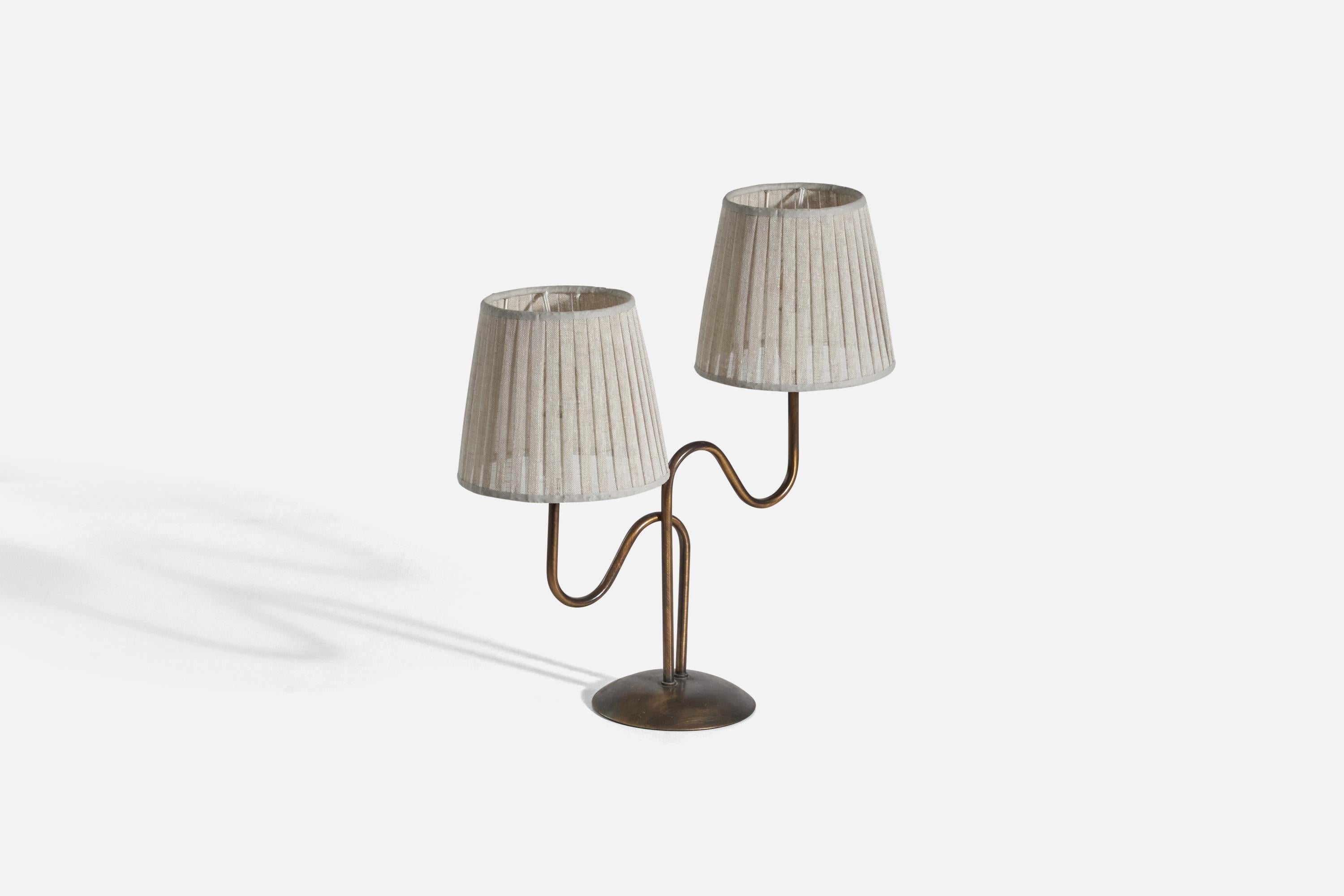 Moderne Créateur suédois, lampe de bureau à 2 lumières, laiton, tissu, Suède, vers 1970