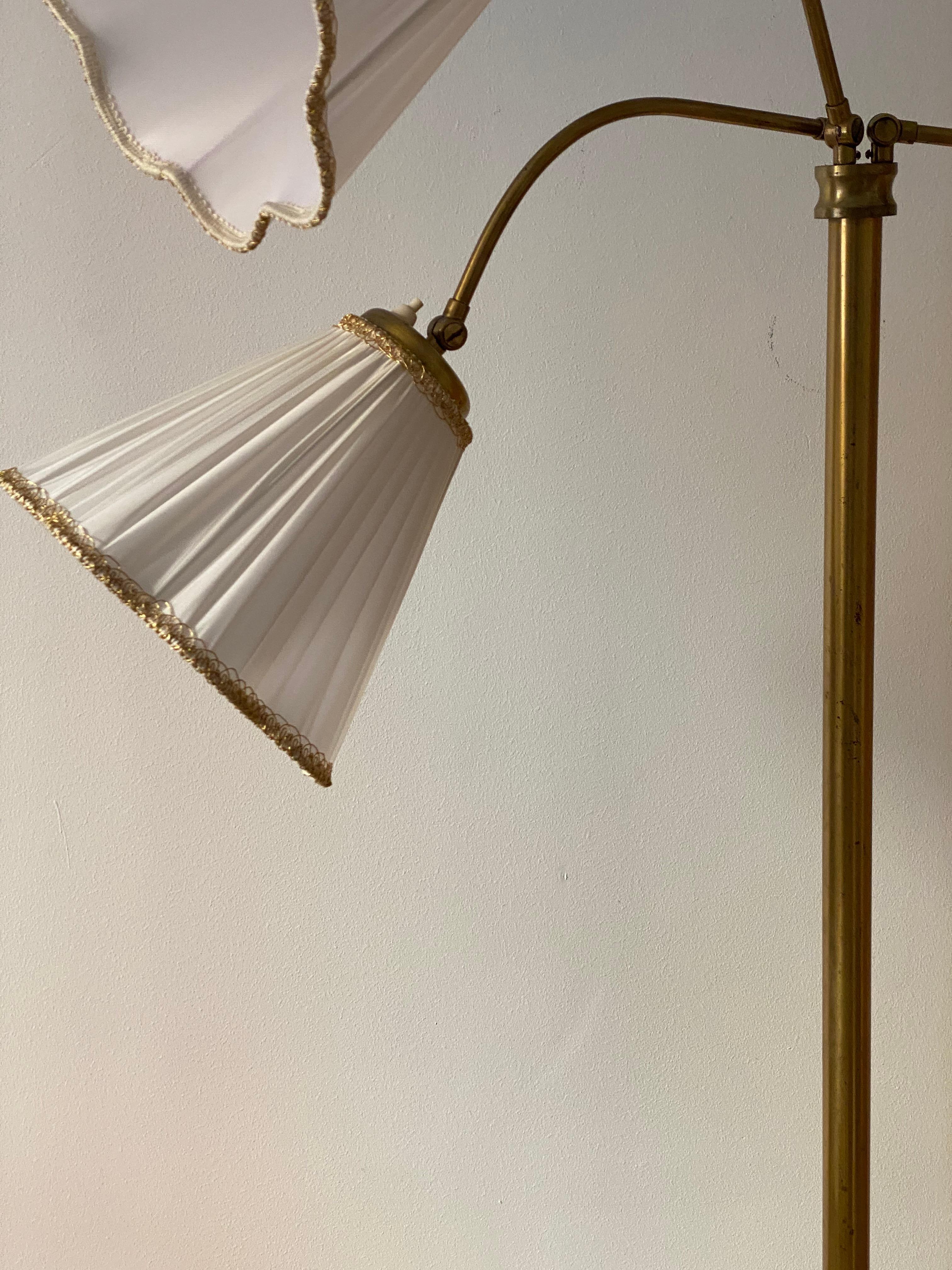 An adjustable functionalist floor lamp. Designed and produced in Sweden, 1940s. With brand new lampshades.

 
