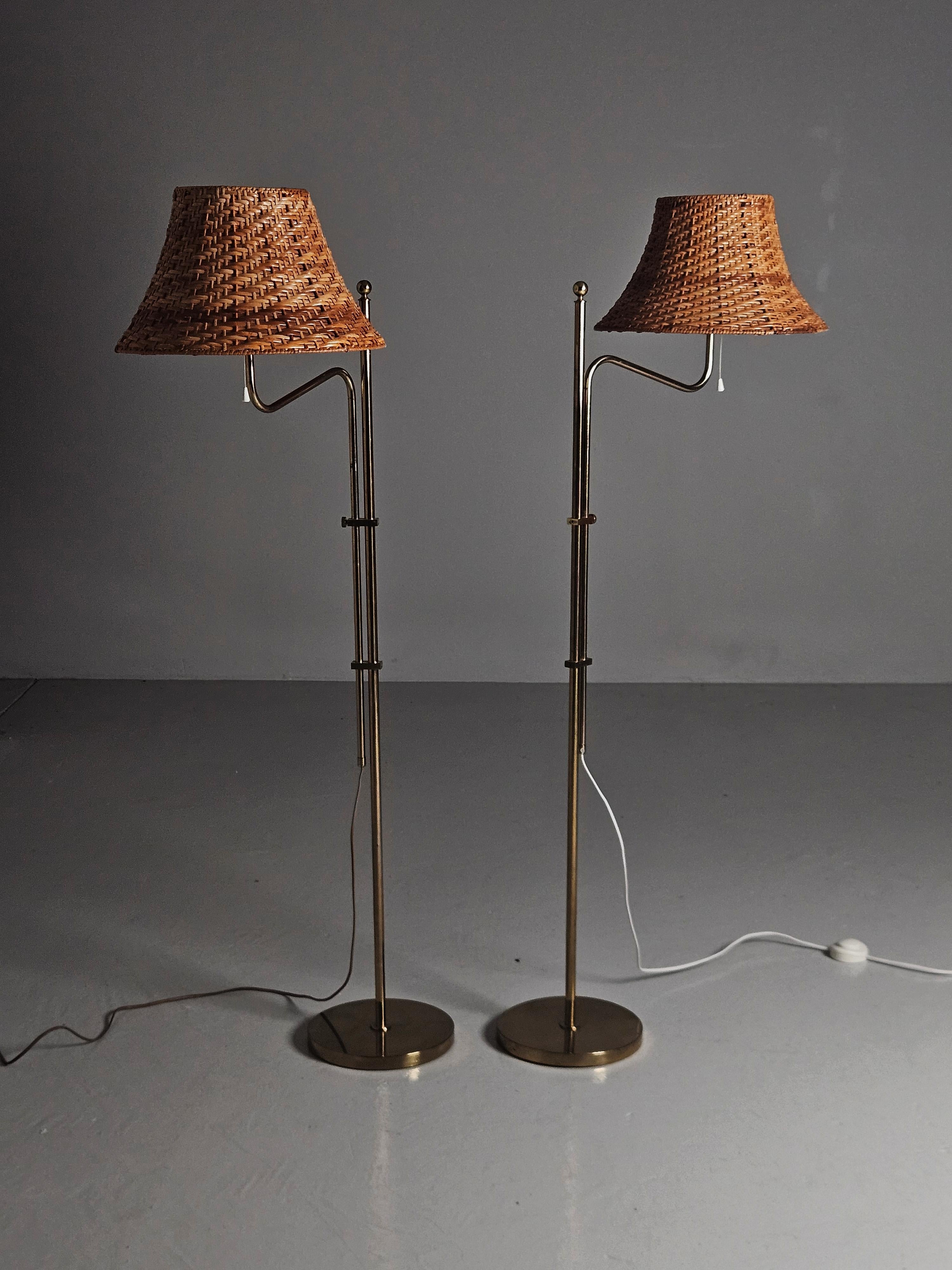 Preciosa lámpara de pie de latón fabricada por la empresa sueca Bergboms en la década de 1960. 

Altura ajustable. Viene con una pantalla de ratán. 