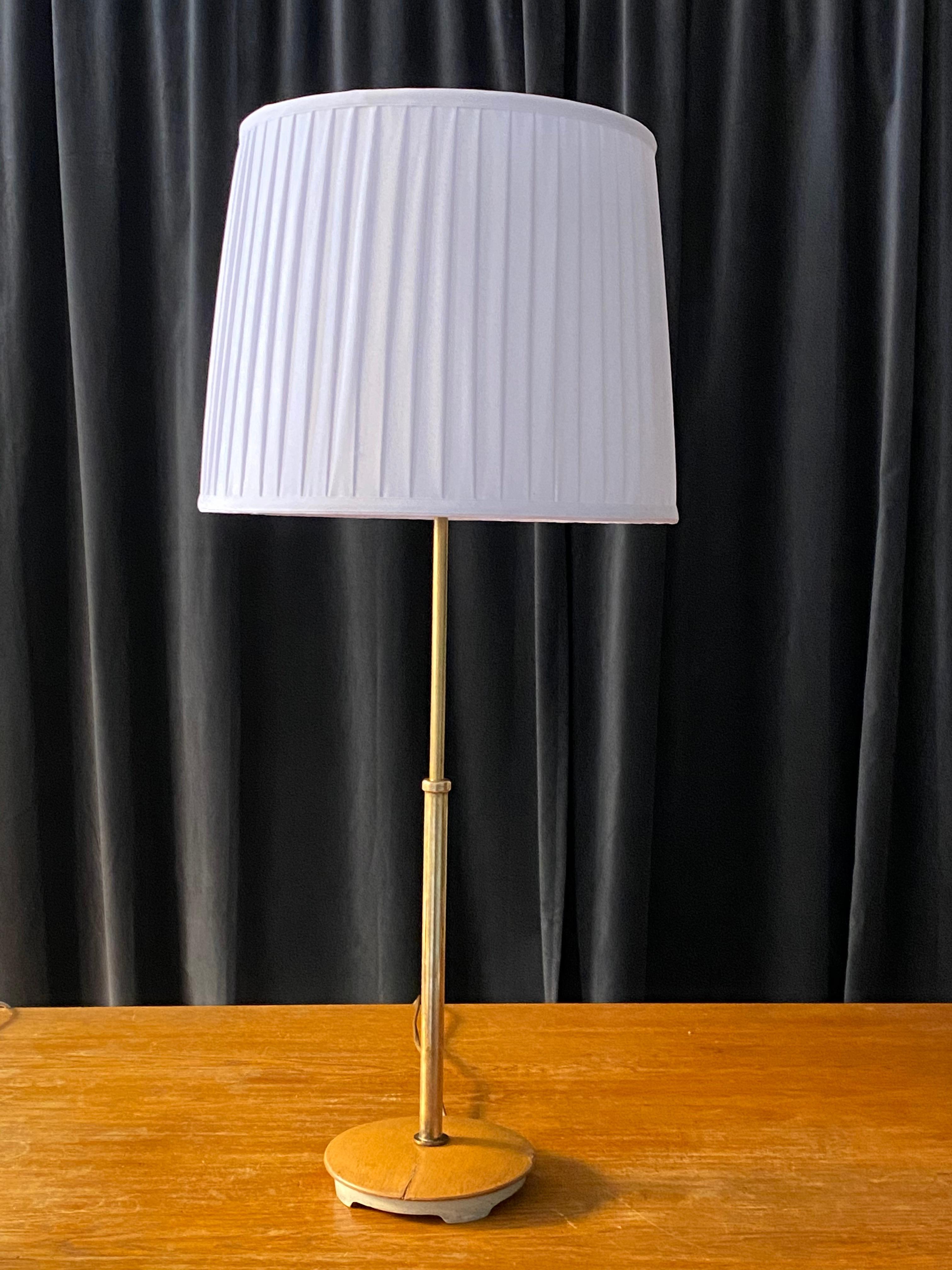 Bertil Brisborg, Adjustable Functionalist Table Lamp Cast Metal Brass, Oak 1940s In Fair Condition In High Point, NC