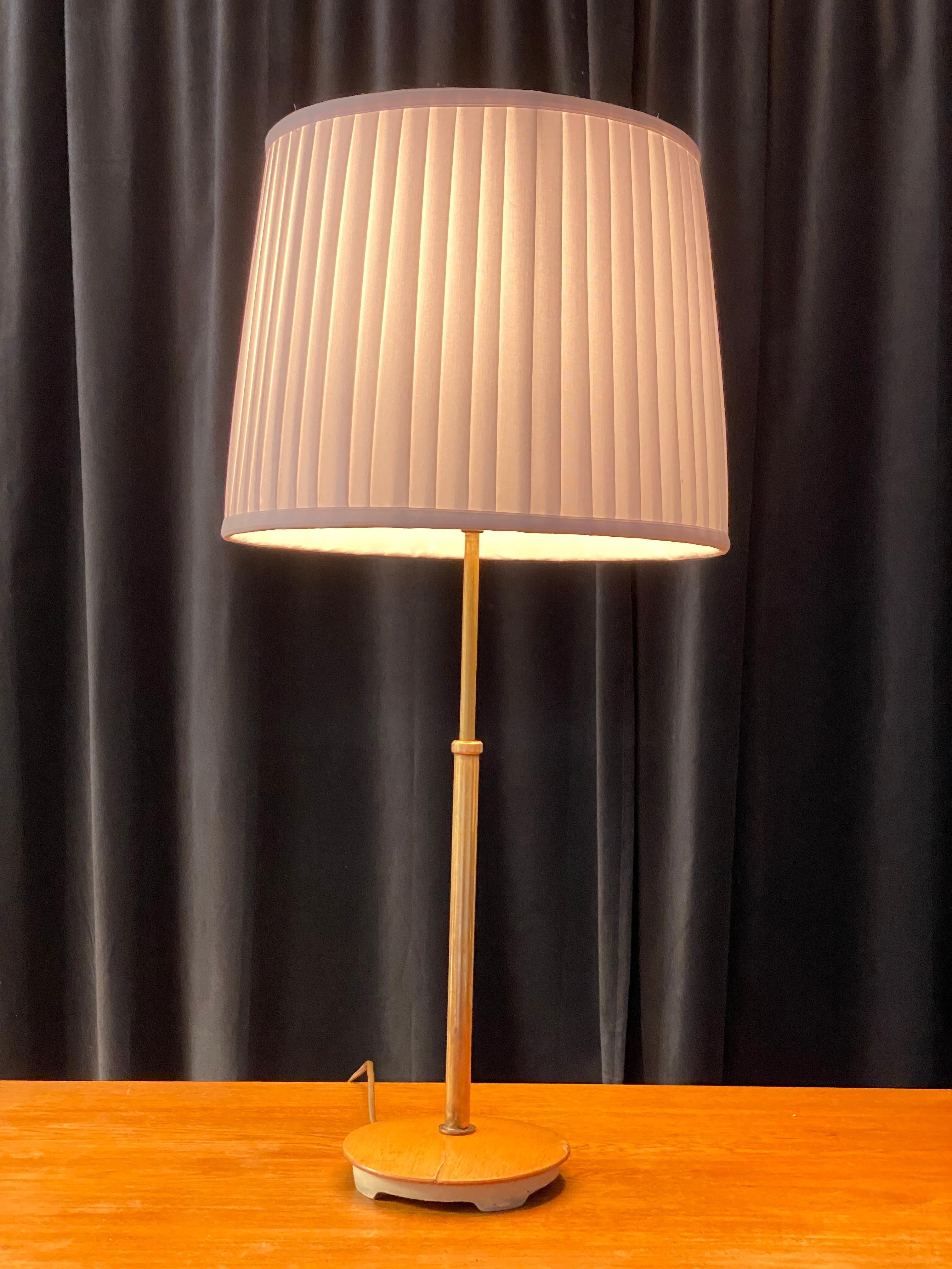 Bertil Brisborg, Adjustable Functionalist Table Lamp Cast Metal Brass, Oak 1940s 2