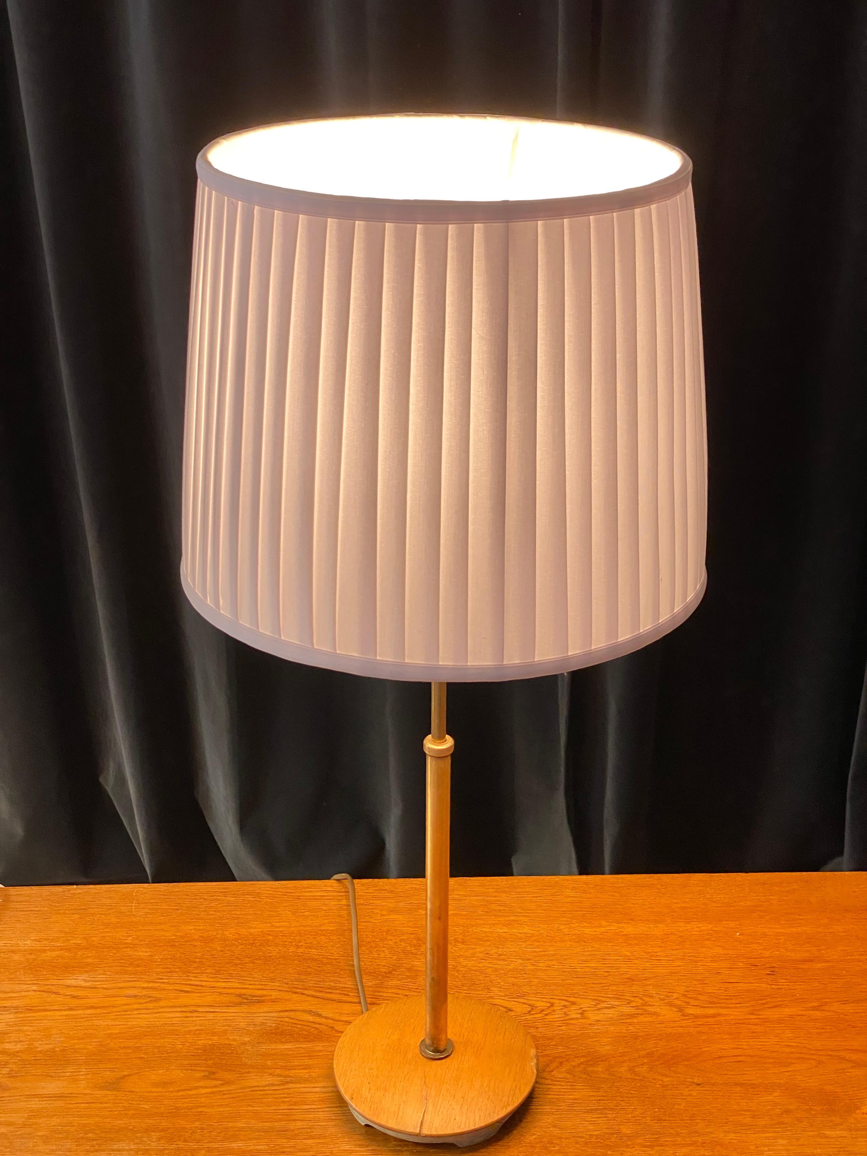 Bertil Brisborg, Adjustable Functionalist Table Lamp Cast Metal Brass, Oak 1940s 3