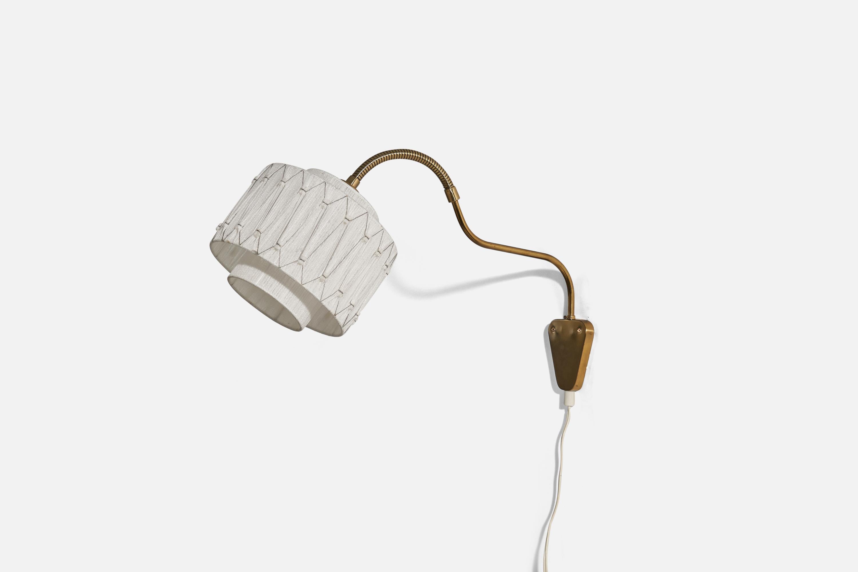 A brass and string sconce designed and produced in Sweden, c. 1950s. 

Sold with lampshade. 
State dimensions refer to the Sconce with the shade. 
Variable dimensions, measured as illustrated in the first image. 

Socket takes standard E-26