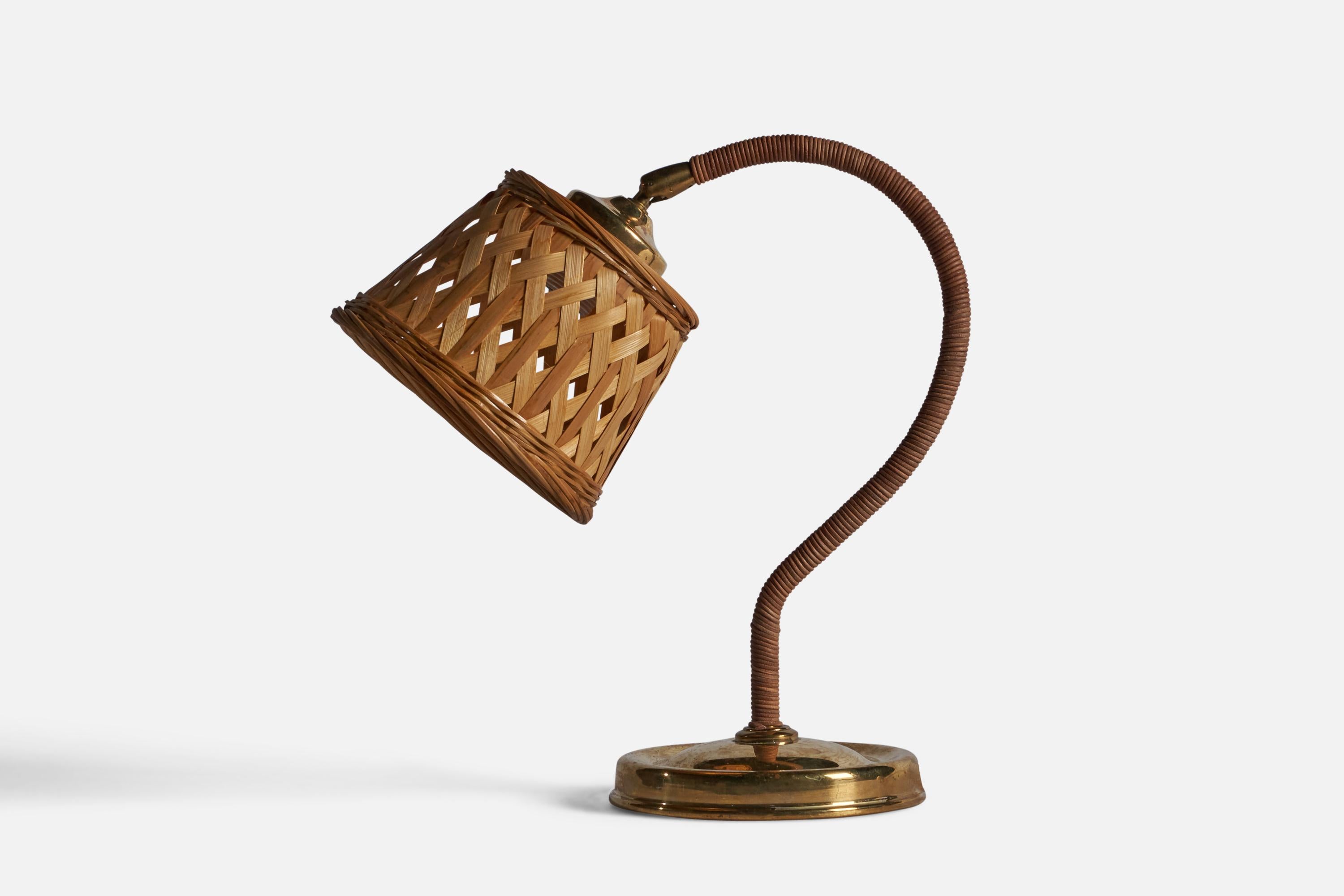 An adjustable brass and rattan table lamp, designed and produced in Sweden c. 1970s.

Overall Dimensions: 12.75