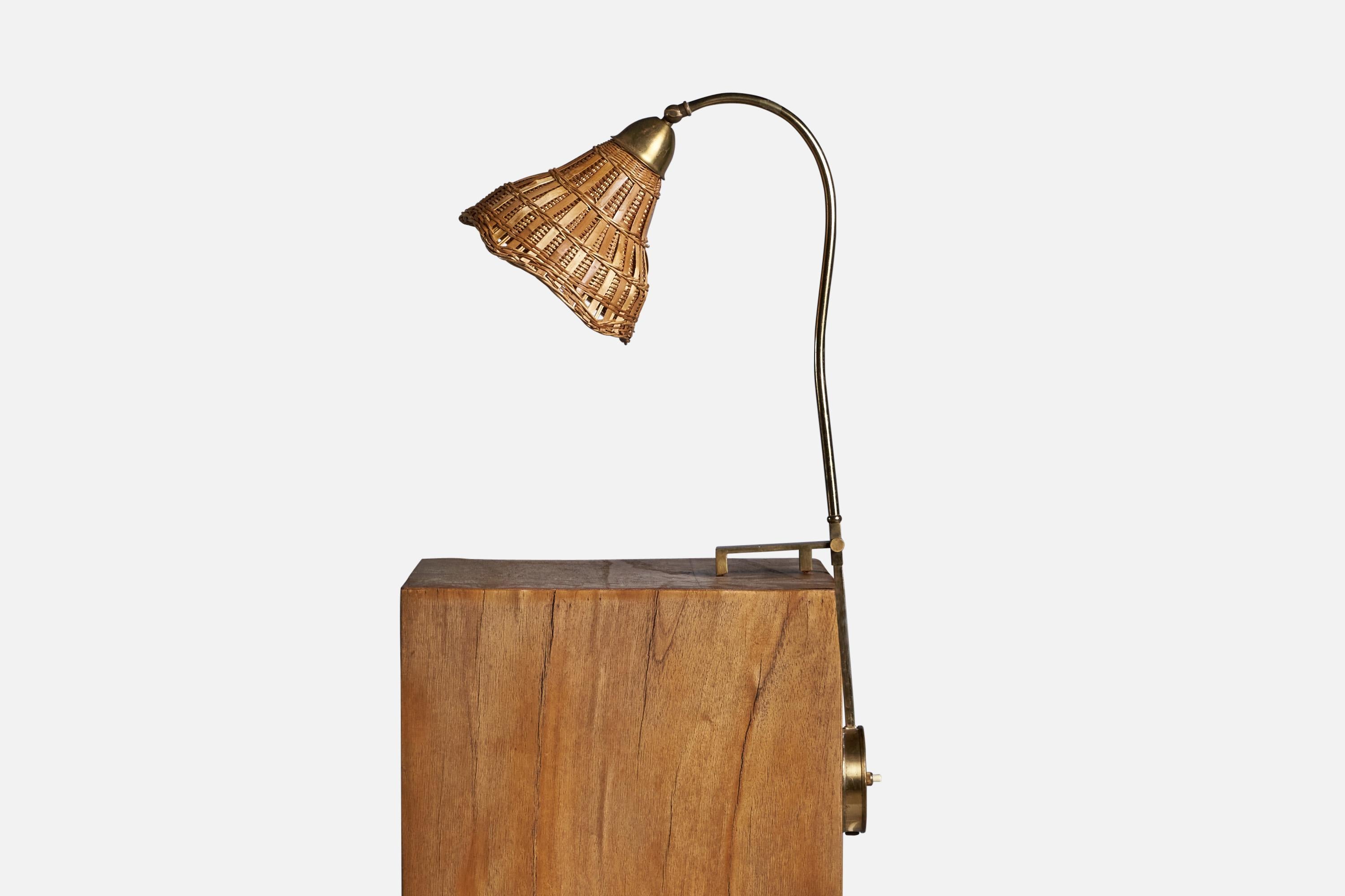 Schwedische Designerin, verstellbare Quastenleuchte, Messing, Rattan, Schweden, 1940er Jahre (Skandinavische Moderne) im Angebot