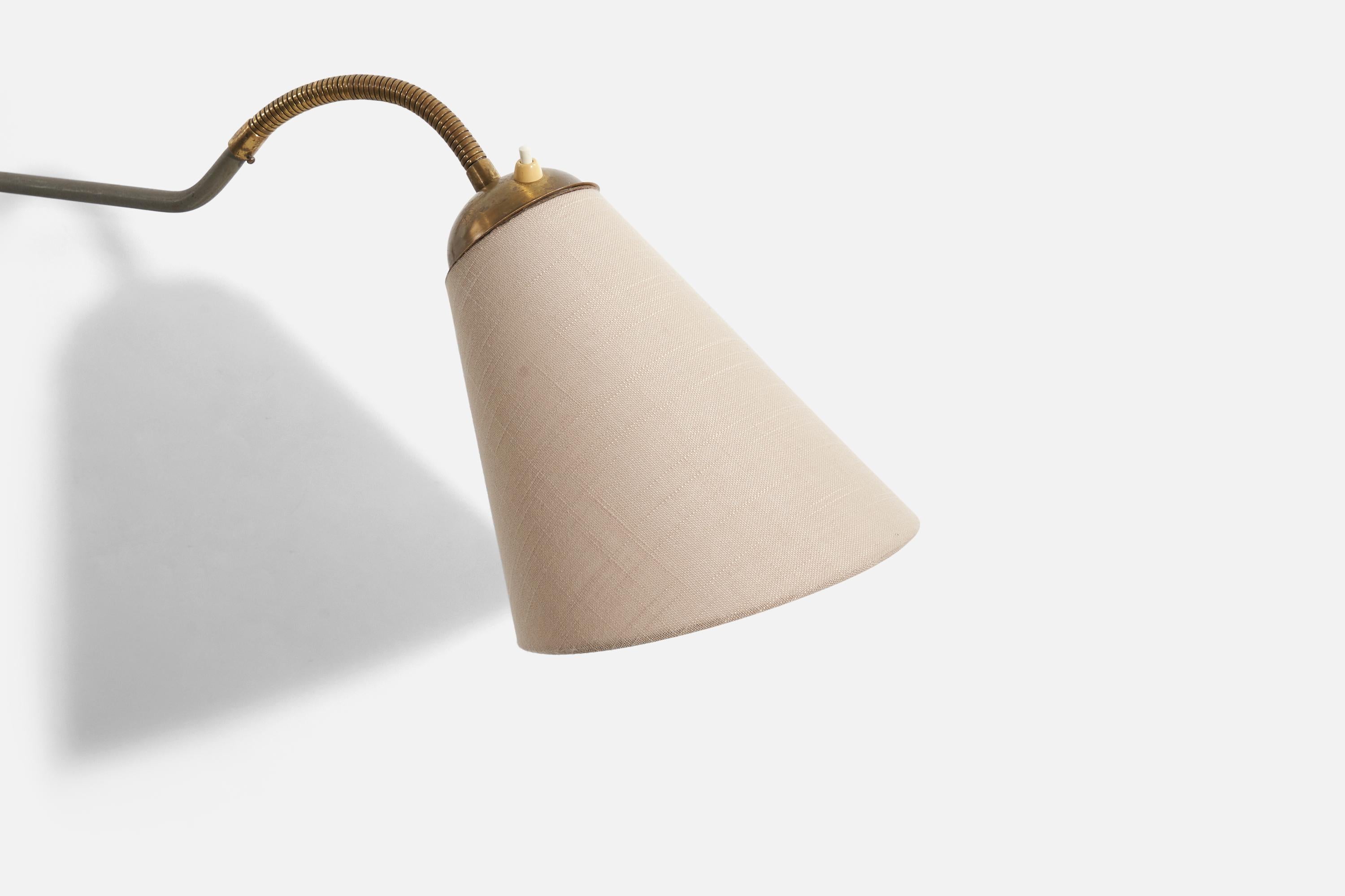 Designer svedese, lampada da parete regolabile, ottone, tessuto, Svezia, anni '40 In condizioni buone in vendita a High Point, NC