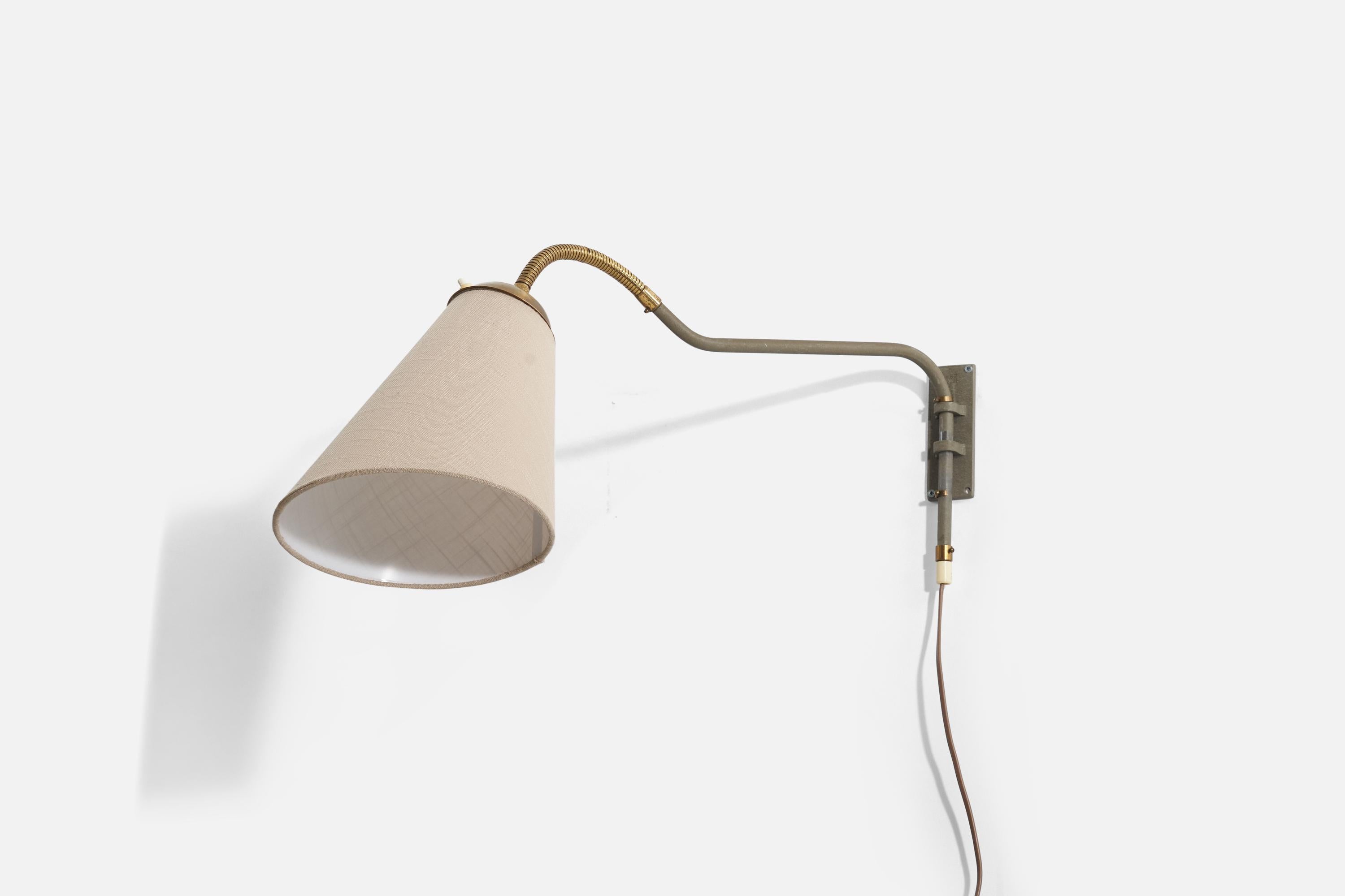 Metà XX secolo Designer svedese, lampada da parete regolabile, ottone, tessuto, Svezia, anni '40 in vendita