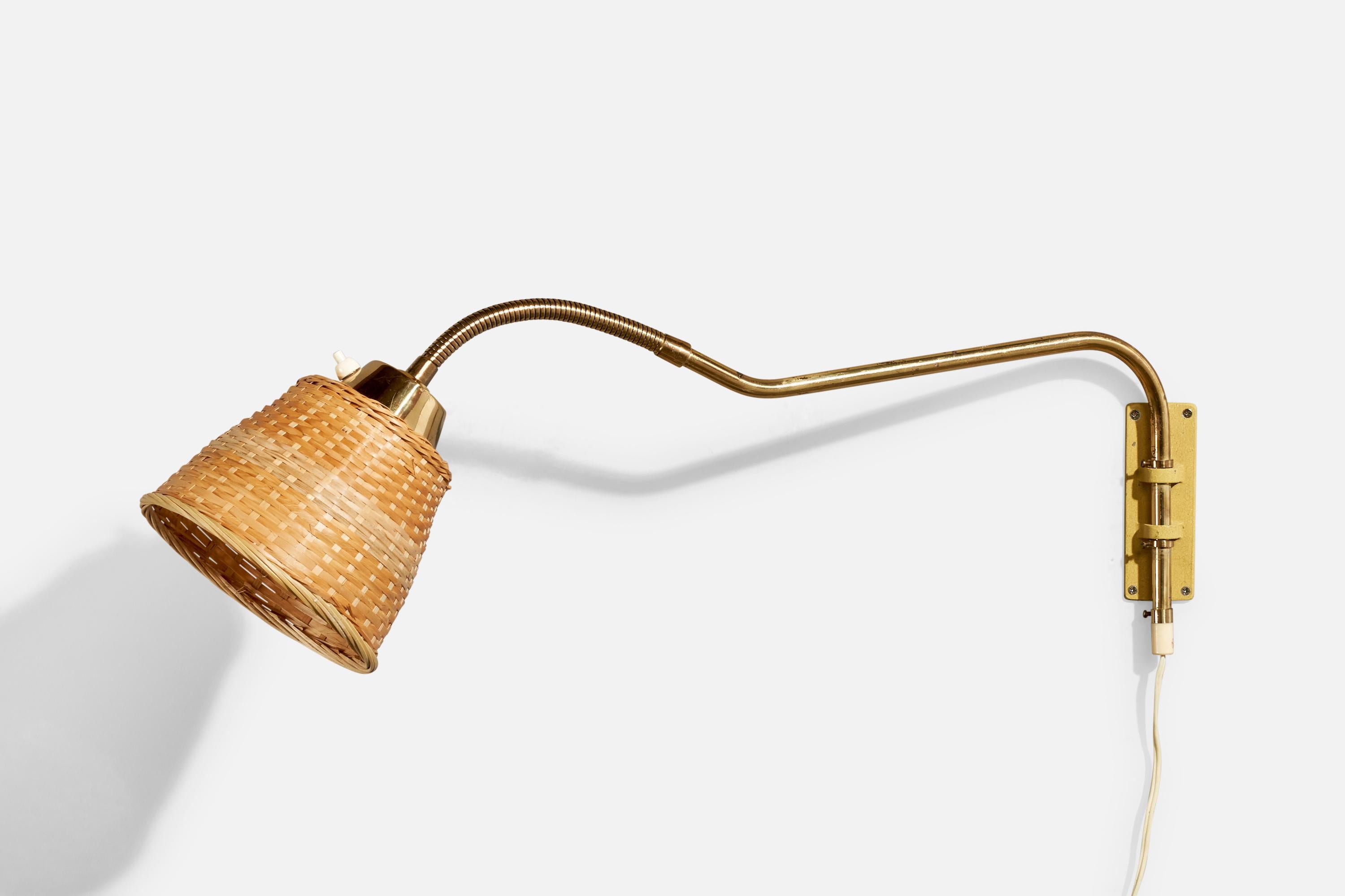 Scandinave moderne Designer suédois, applique murale réglable, laiton, rotin, Suède, années 1940 en vente