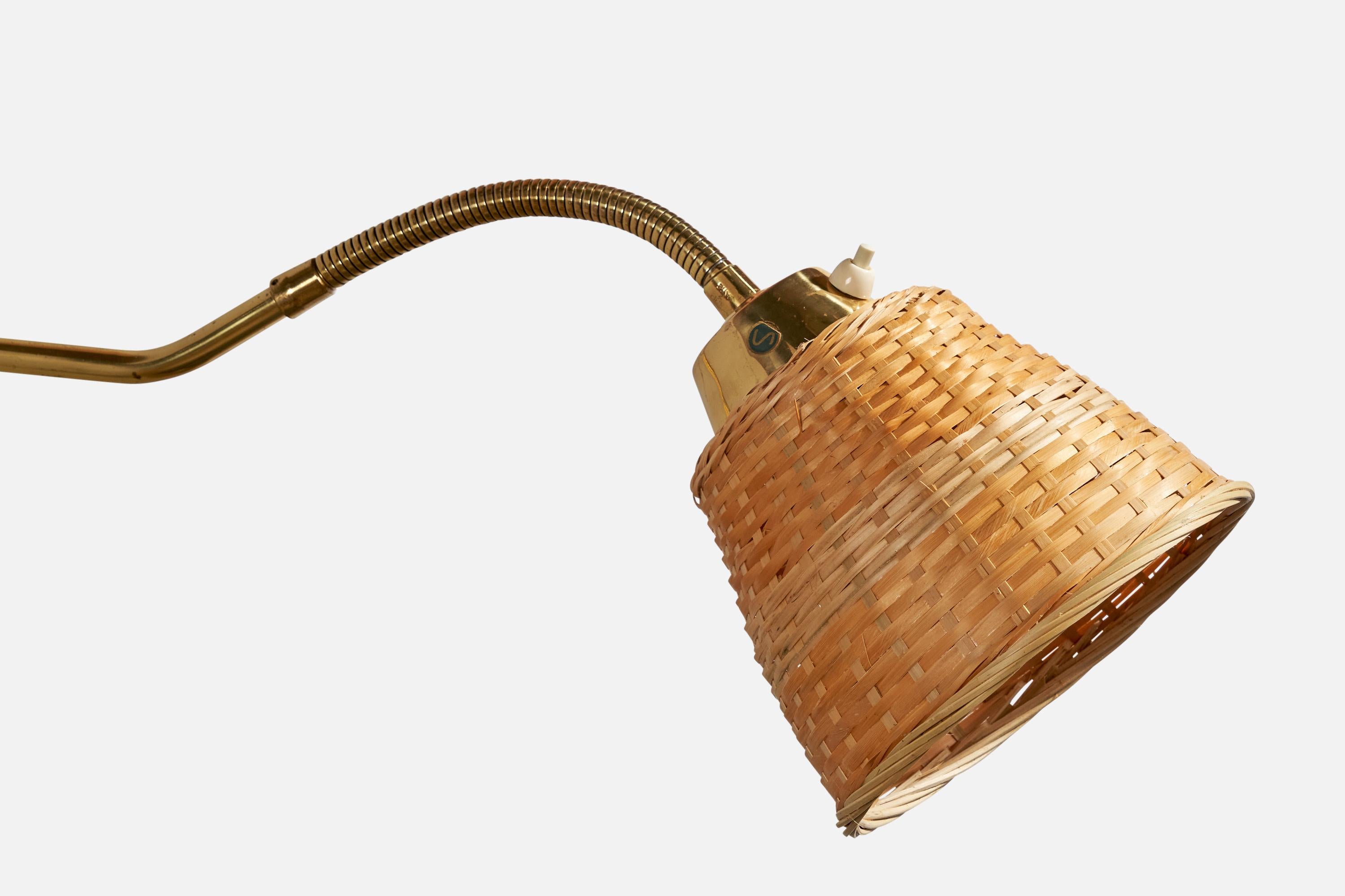 Laiton Designer suédois, applique murale réglable, laiton, rotin, Suède, années 1940 en vente