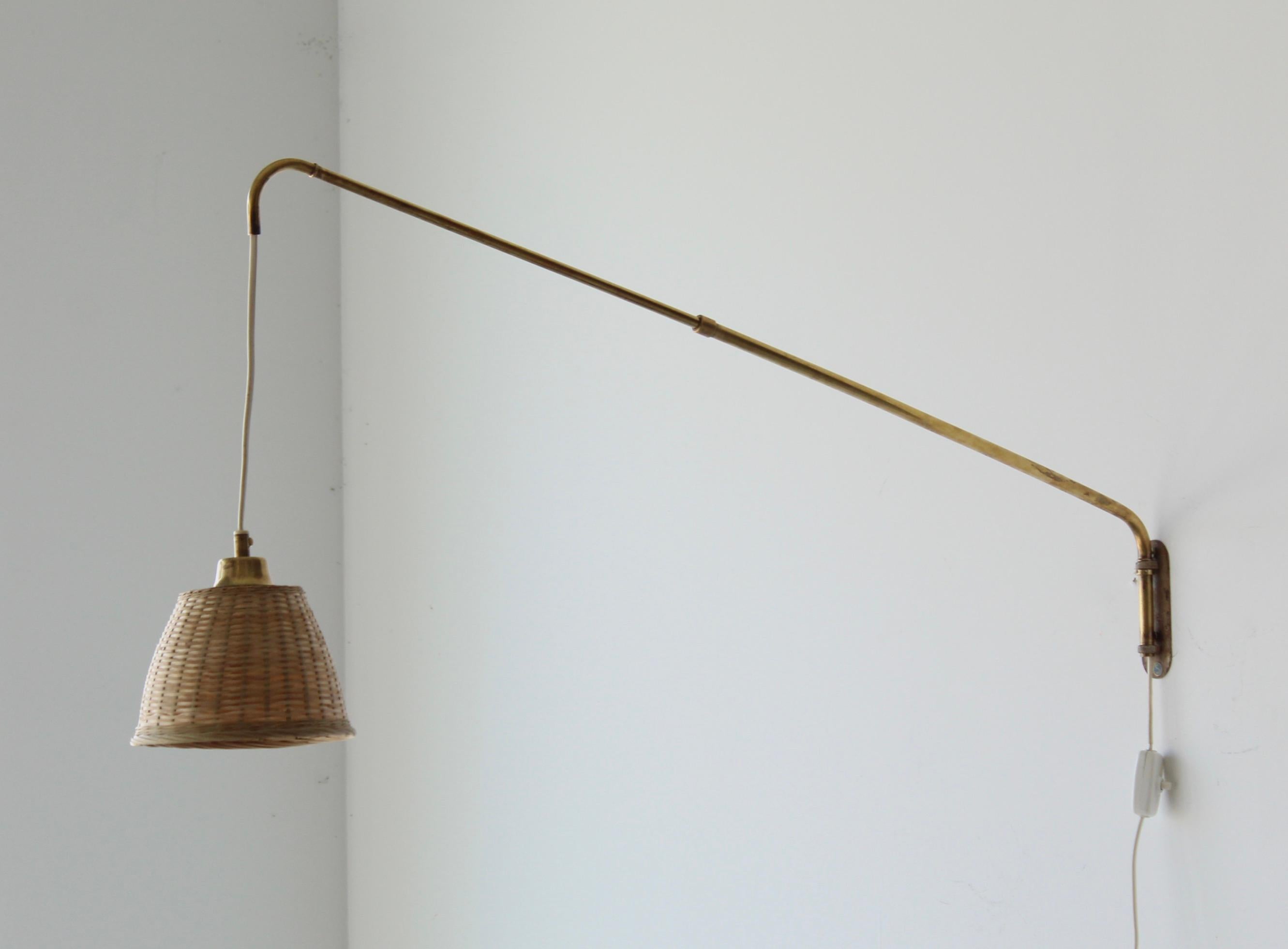 A functionalist wall light / task light, designed and produced in Sweden, 1940s-1950s. Features brass. Assorted vintage rattan lampshade. Telescopic arm.

Takes one lightbulb on E27 socket. No stated max wattage, not UL listed. Stated dimensions