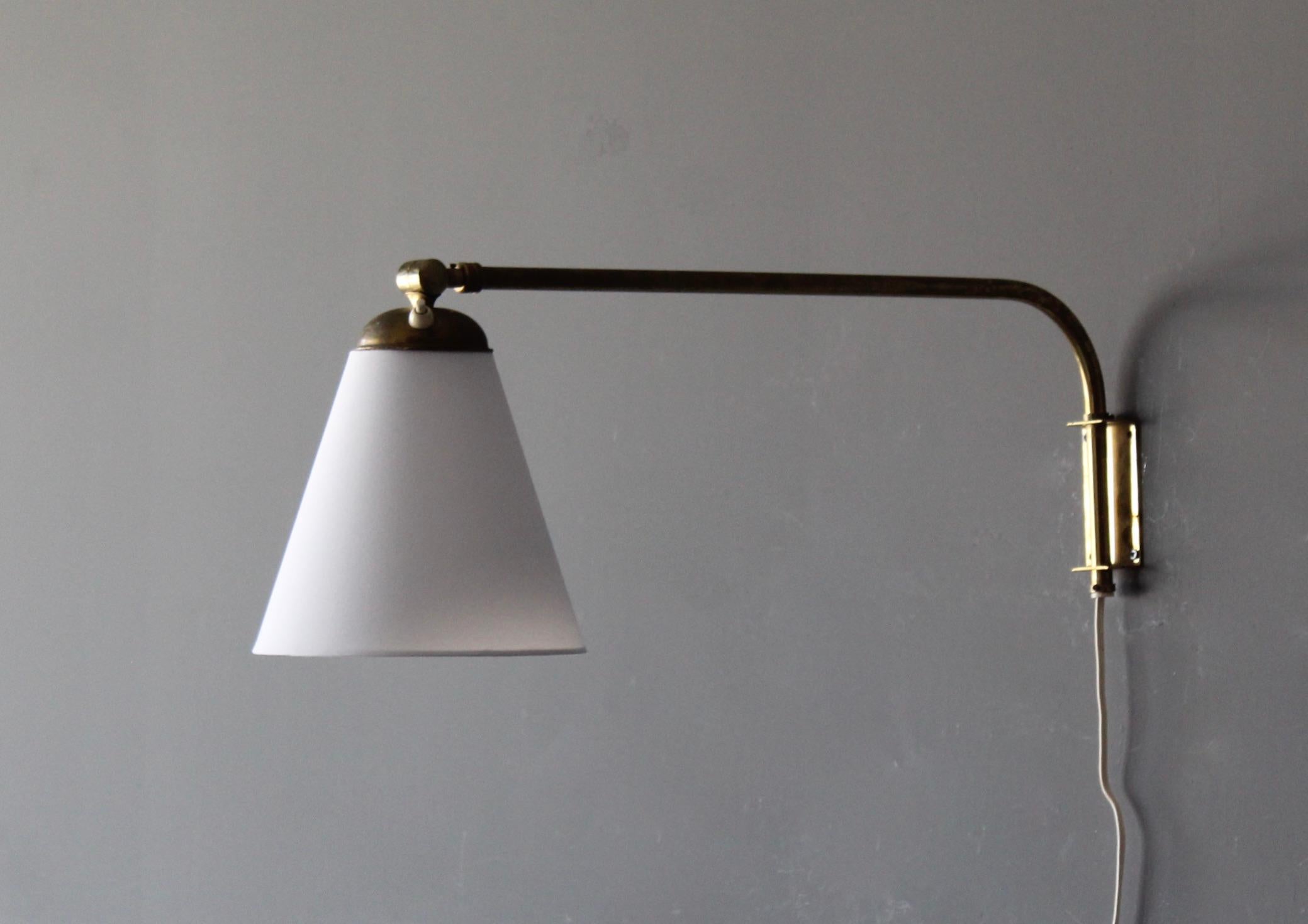 Swedish Designer, Adjustable Wall Light, Brass, White Fabric, Sweden, c. 1940s In Good Condition For Sale In High Point, NC