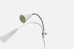 Designer svedese, lampada da parete regolabile, metallo laccato bianco e ottone, Svezia anni '40