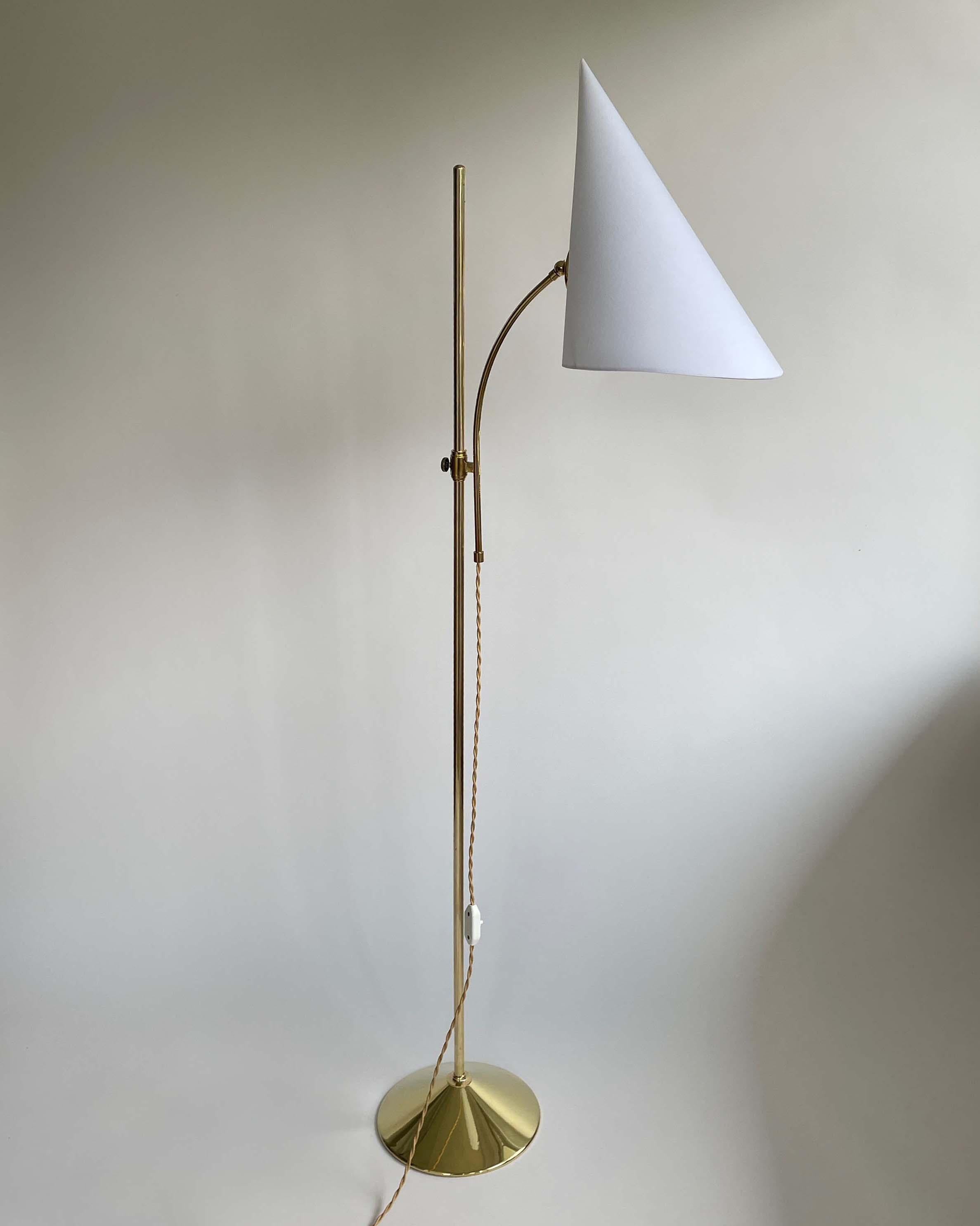 Swedish Designer Adjustable Witches Hat Brass Floor Lamp, 1950s In Good Condition For Sale In NUEMBRECHT, NRW