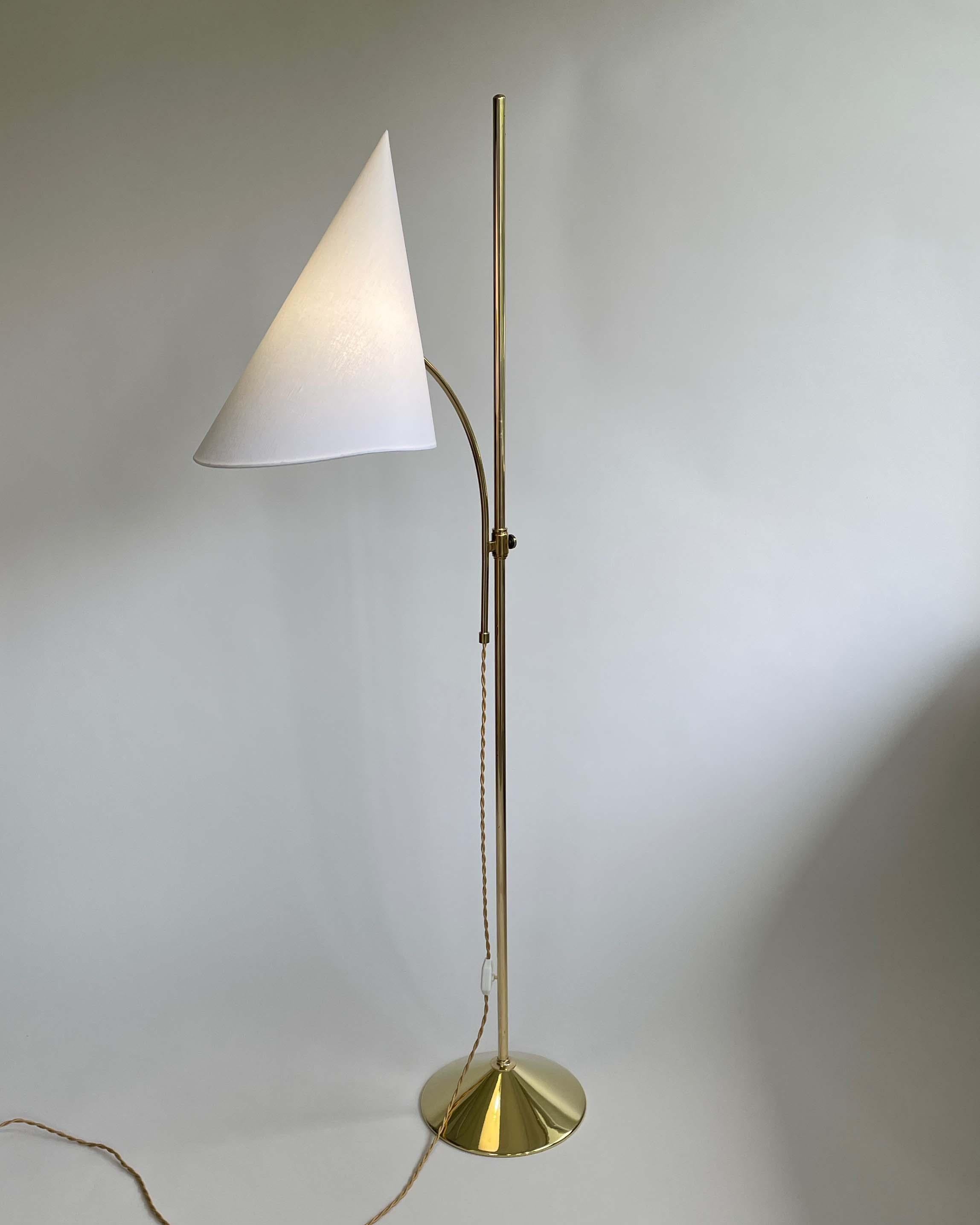 Milieu du XXe siècle Lampadaire ajustable en laiton à chapeau de sorcière du designer suédois, années 1950 en vente