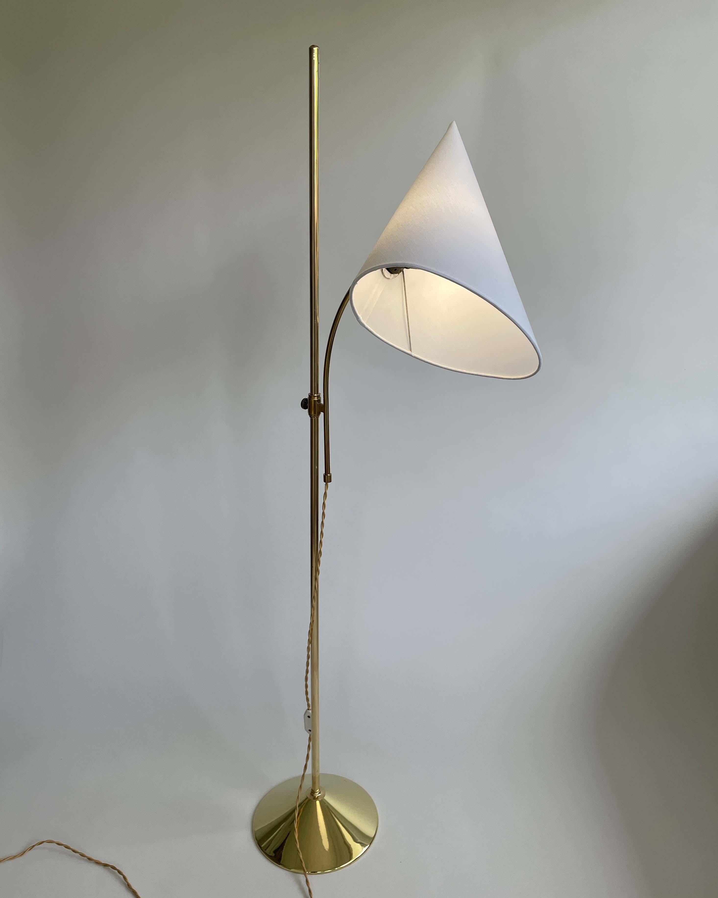 Lampadaire ajustable en laiton à chapeau de sorcière du designer suédois, années 1950 en vente 1