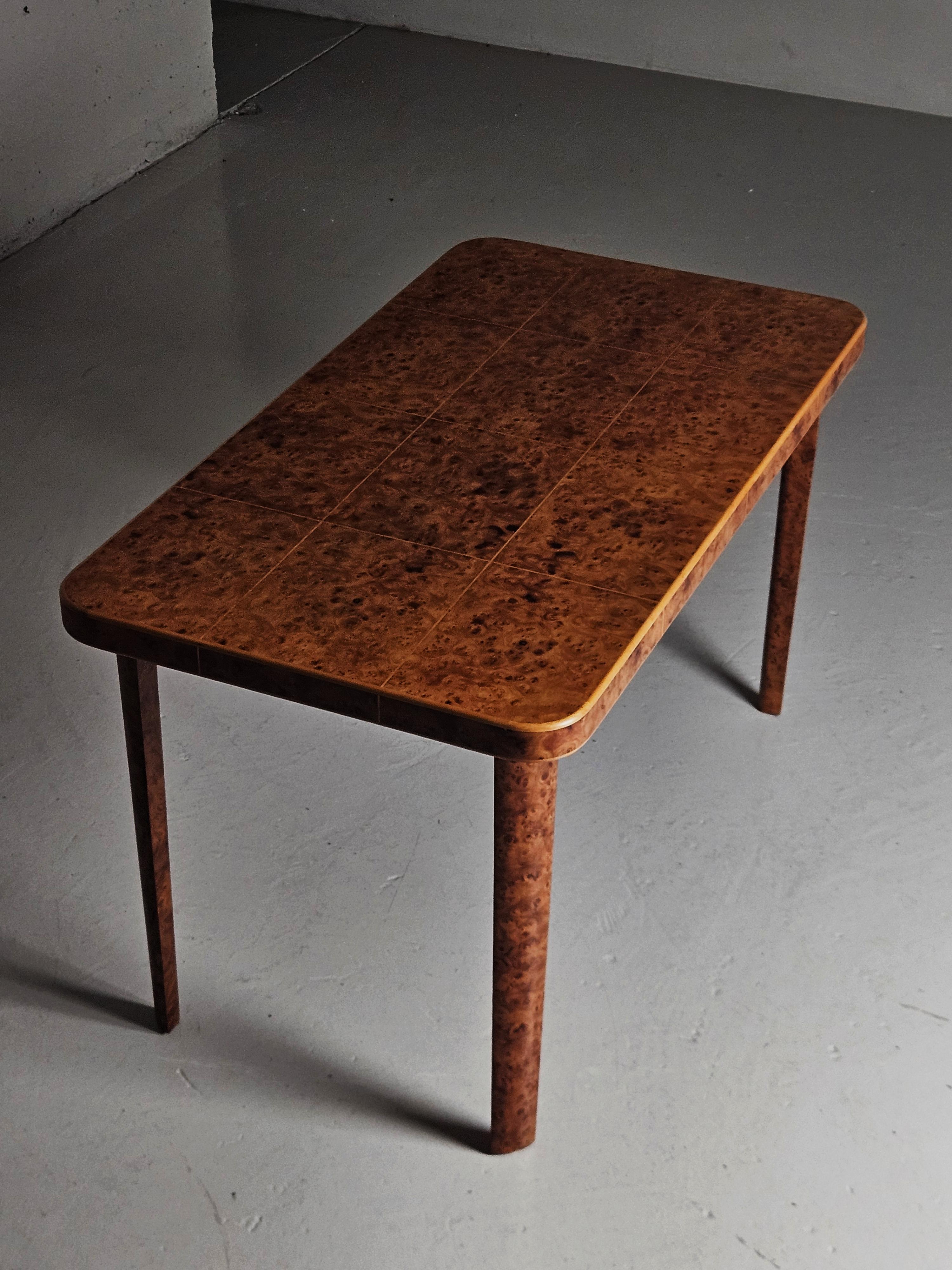 Fachmännisch gefertigter Couchtisch von Reiners in Schweden aus den 1940er Jahren.

Hergestellt aus Birke mit Erlenwurzelfurnier auf allen sichtbaren Oberflächen. Ein zartes geometrisches Muster aus Furnier auf der Oberseite.