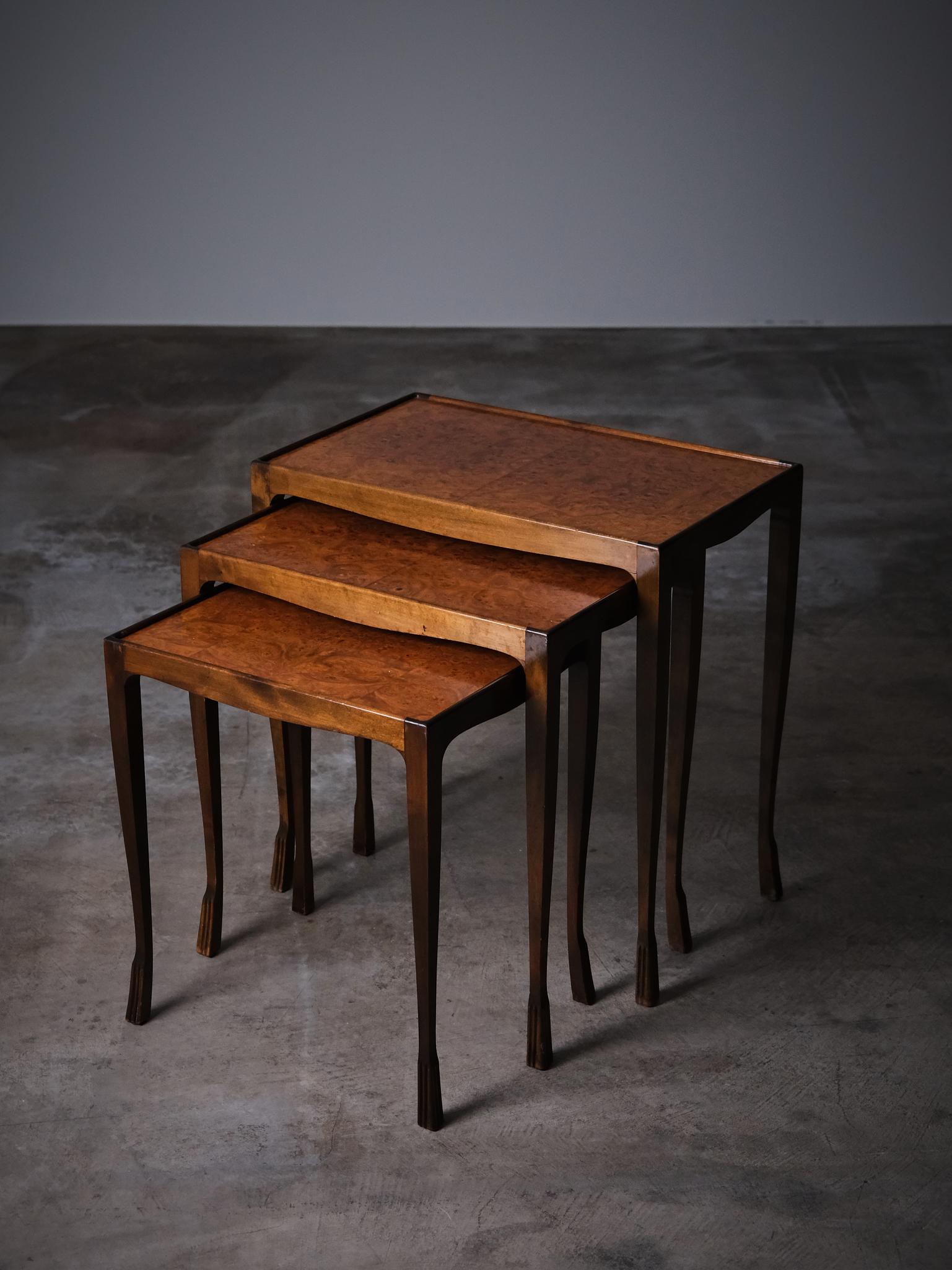 Swedish designer alder root nesting tables , 1930s In Good Condition For Sale In Eskilstuna, SE