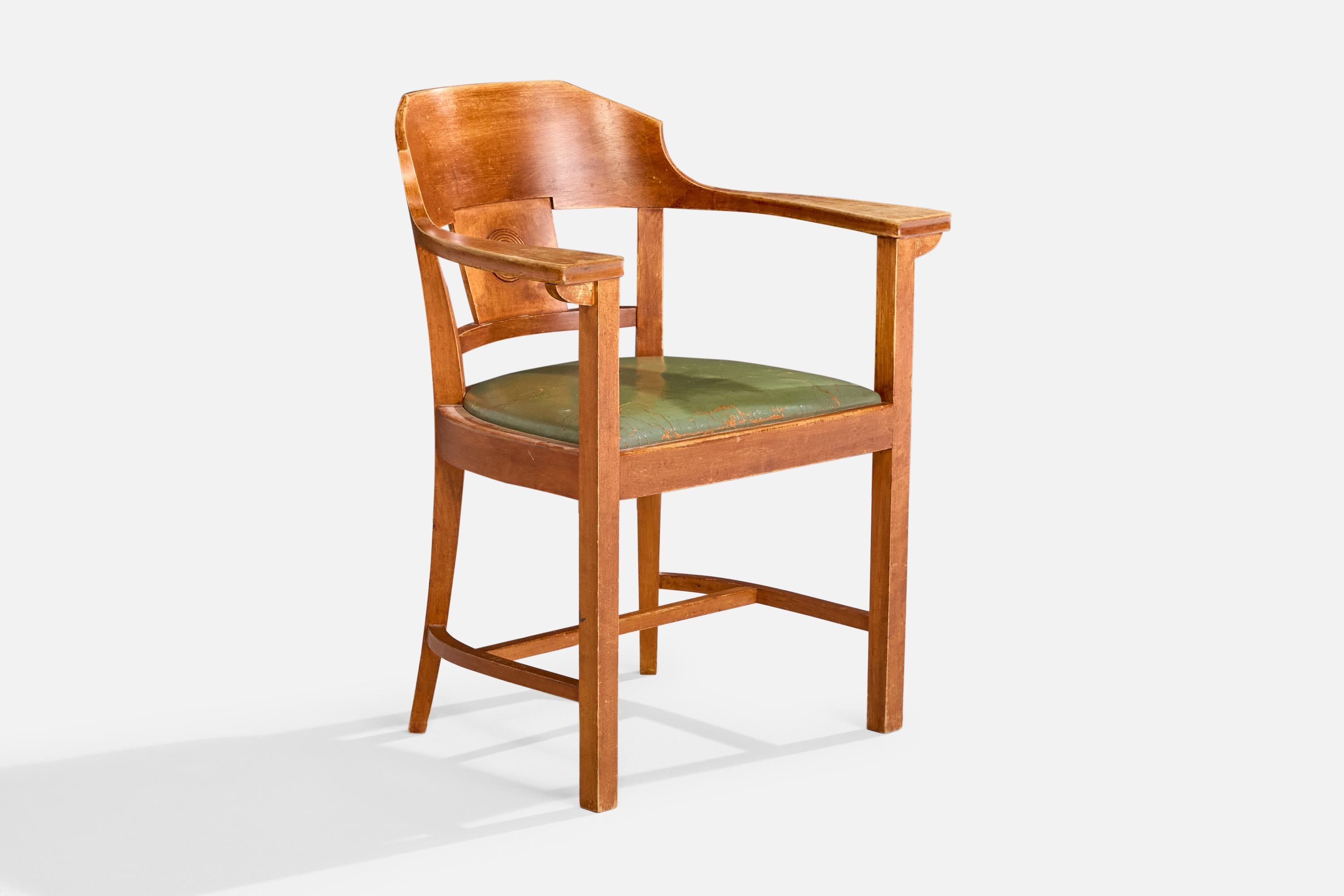 Fauteuil en bouleau teinté et cuir vert, conçu et produit en Suède, c.C. 1900.

Plusieurs déchirures dans le siège en cuir.

Dimensions : 32.3