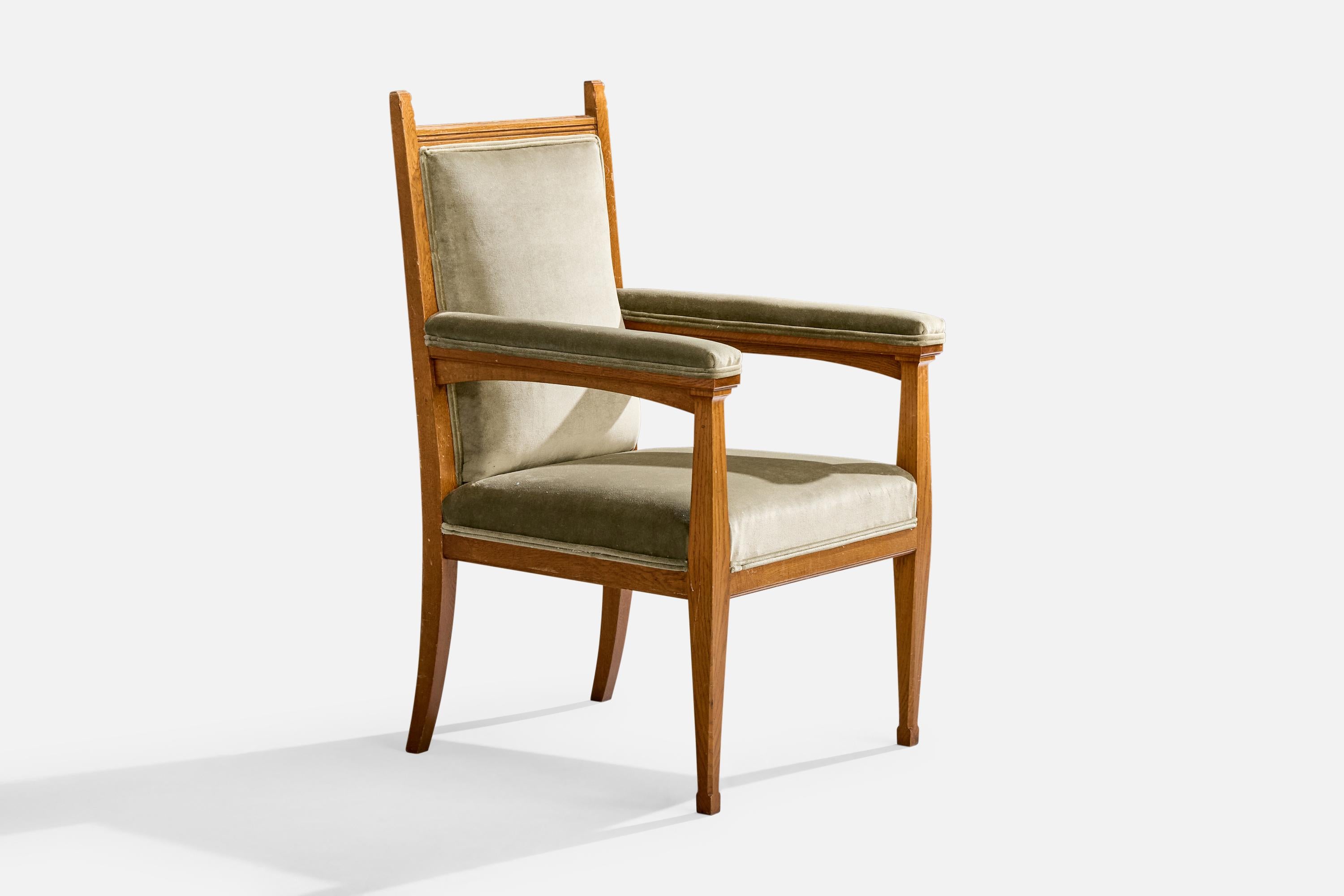 Fauteuil en chêne et velours gris, conçu et produit en Suède, C.C. 1900.

Légères rayures à divers endroits du cadre en bois.

Dimensions globales (pouces) : 41.75 