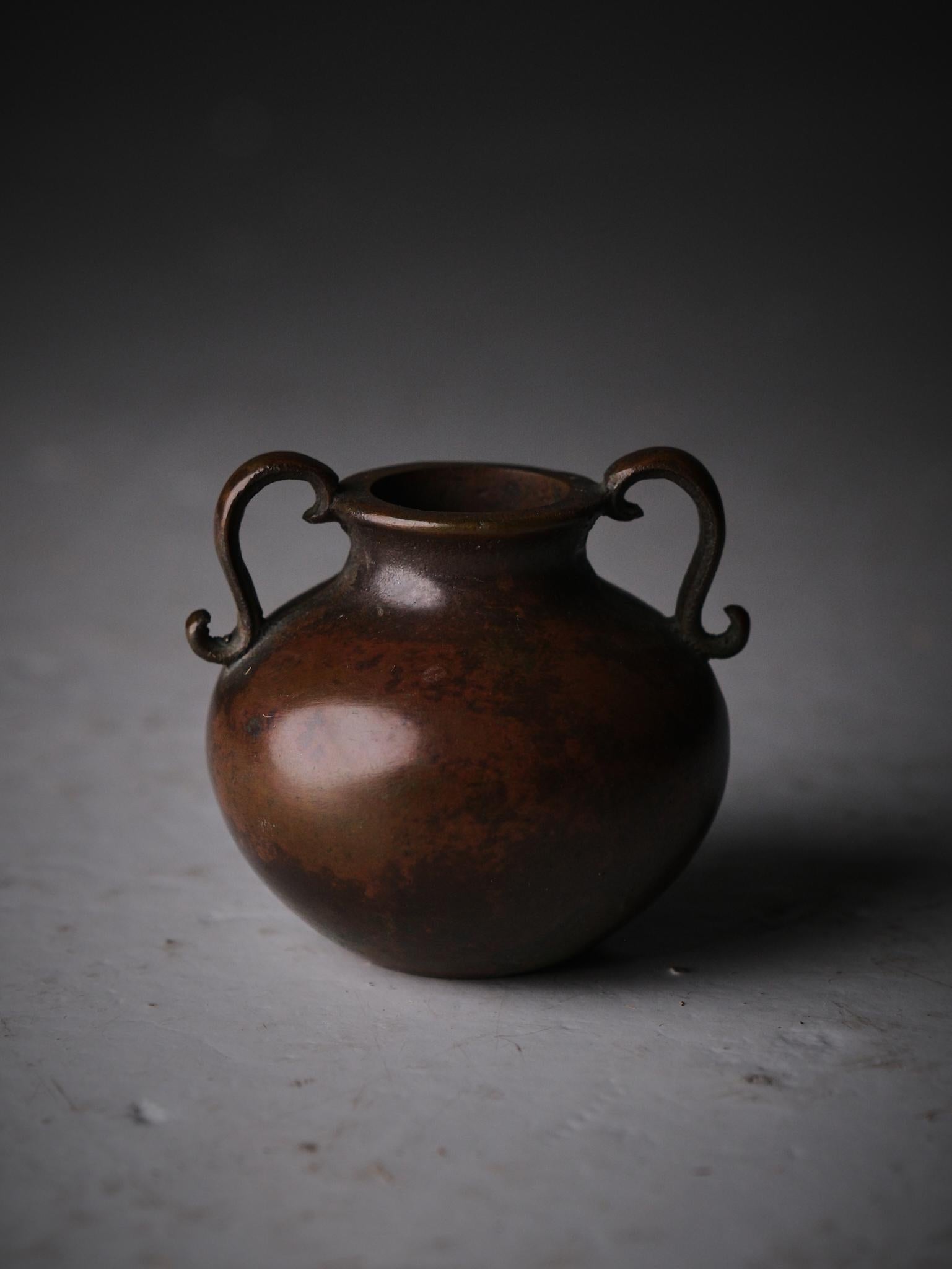 Bellissimo vaso in bronzo patinato realizzato da un designer svedese nella prima metà del XX secolo. 

