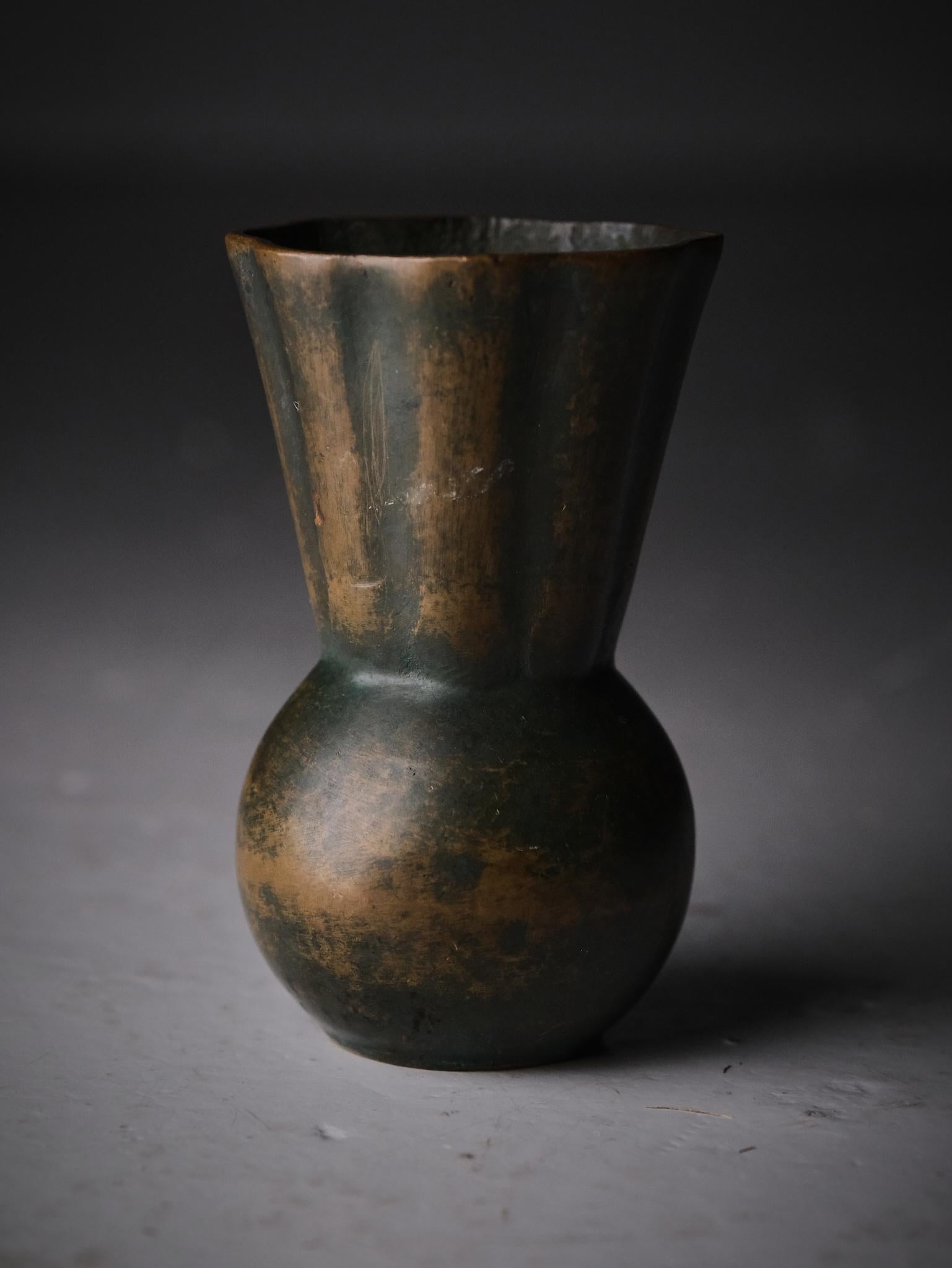 Schwedische Designer-Vase aus Bronze im Art déco-Stil, 1930er Jahre im Zustand „Gut“ im Angebot in Eskilstuna, SE