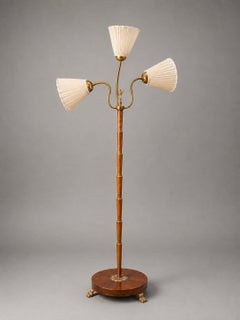 Lampada da terra svedese di design Art Deco in teak e ottone con paralumi in seta, anni '40