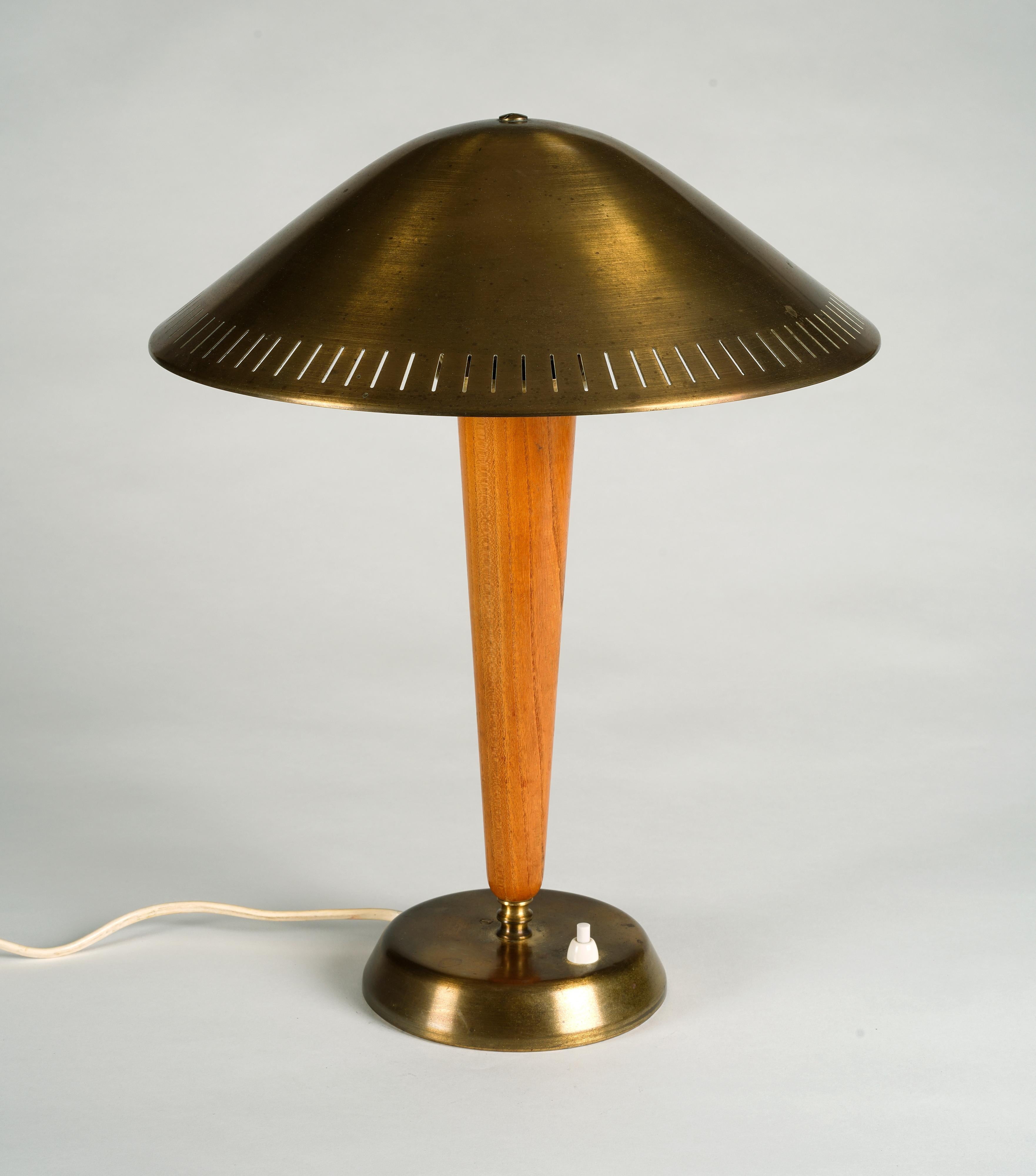 Swedish modern desk lamp produced by ASEA in the 1940s. Model E1228. Unknown designer. Stained elm and brass. 

Old sockets.