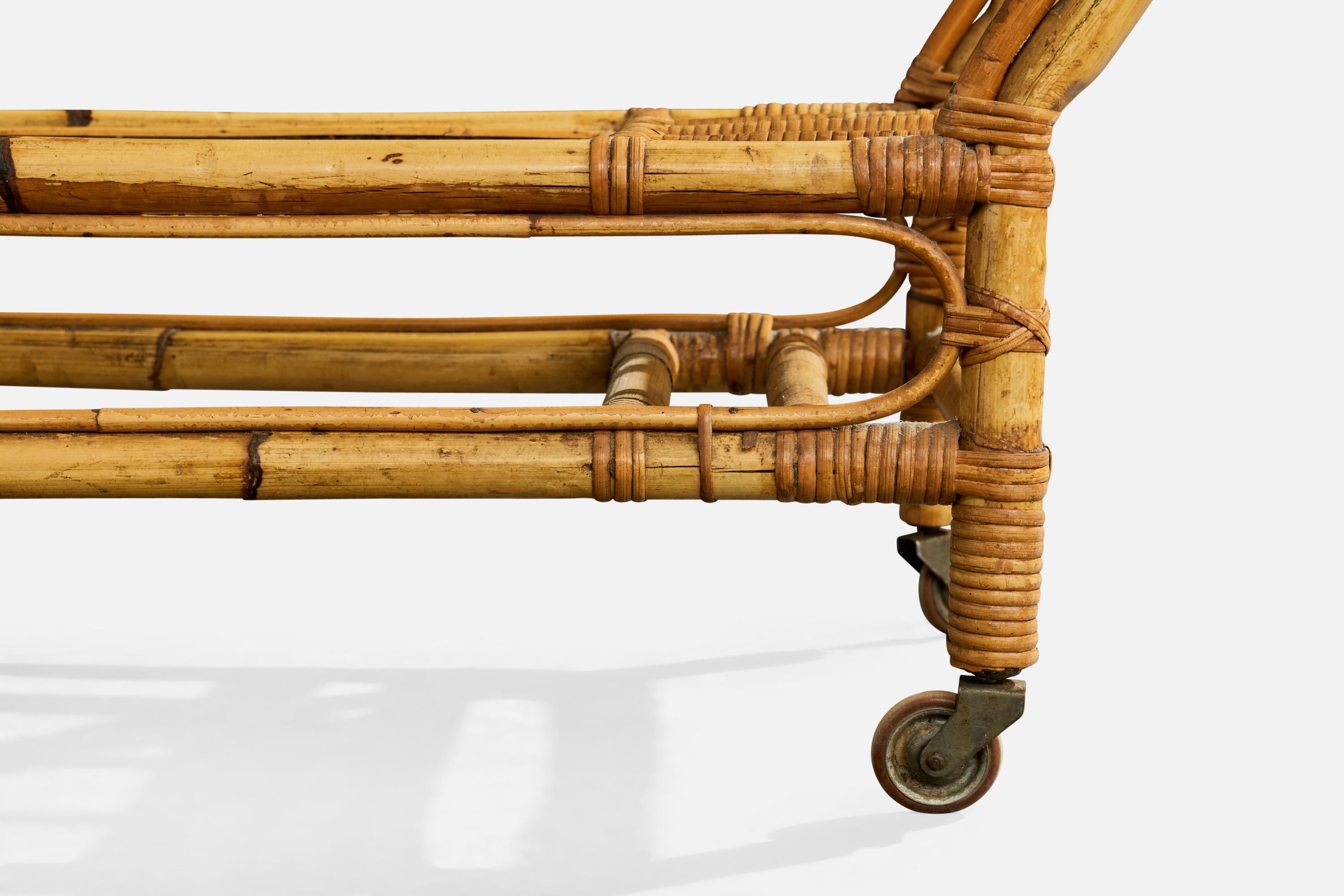 Designer suédois, chariot de bar, bambou, rotin, verre, Suède, années 1950 en vente 3