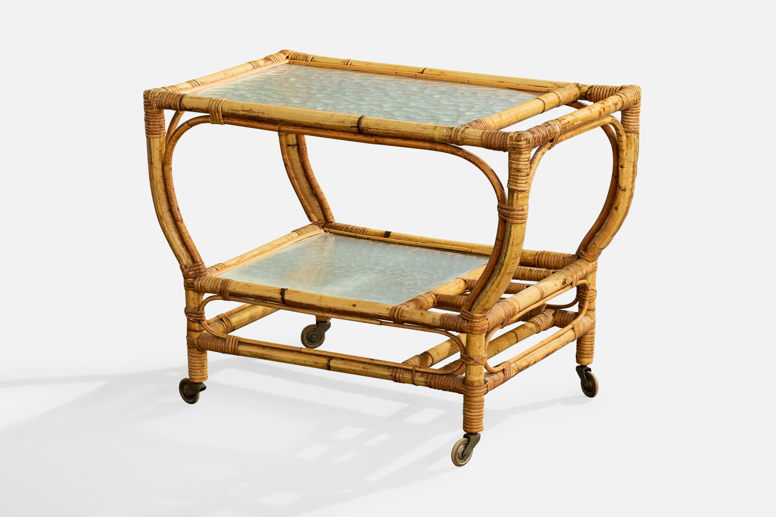 Chariot de bar en bambou, rotin et verre, conçu et produit en Suède, années 1950.

Usure importante sur l'ensemble du document.

Imperfections et rayures dues à l'utilisation normale du verre.

Effilochage sur la poignée du coin gauche.

Dimensions