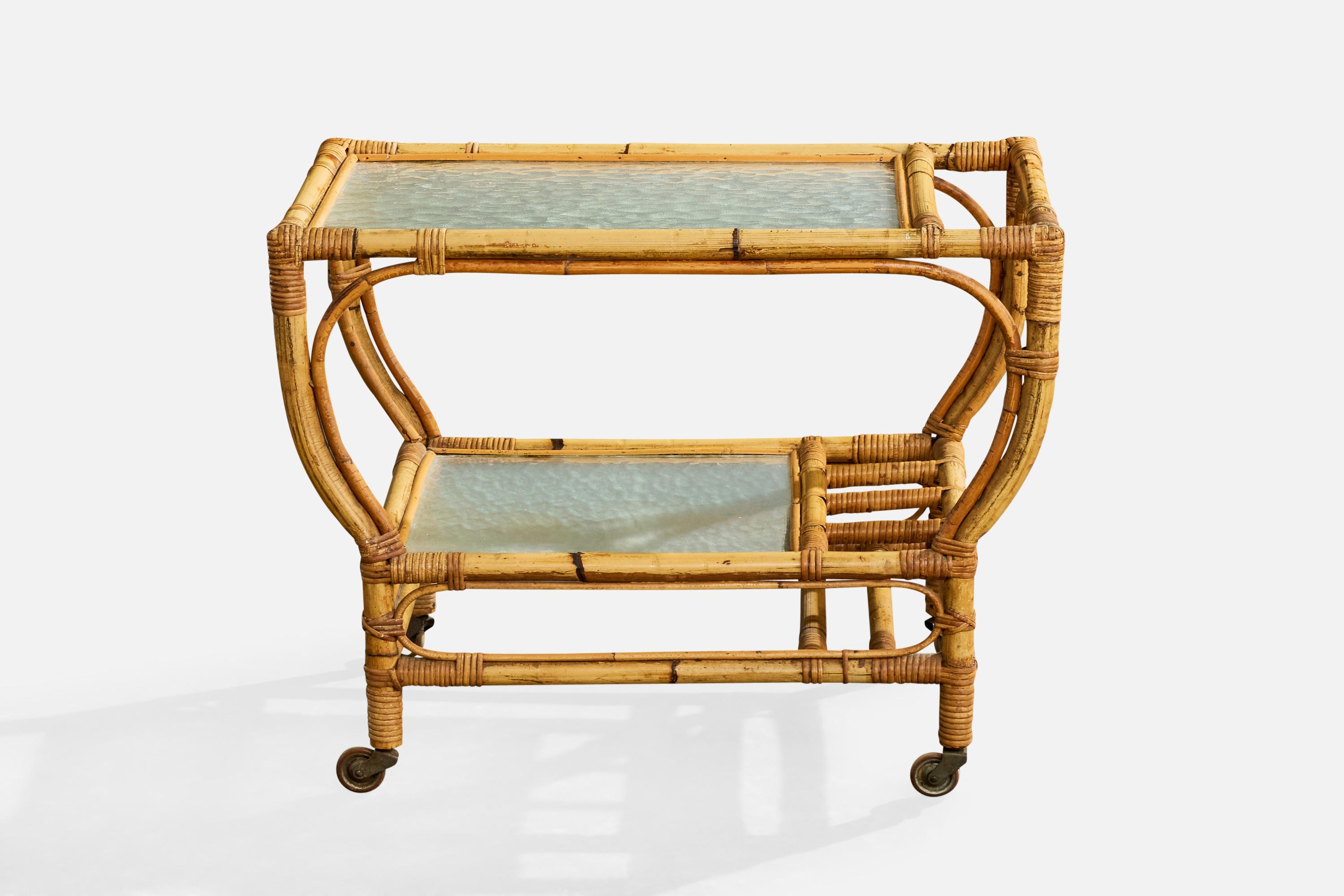 Mid-Century Modern Designer suédois, chariot de bar, bambou, rotin, verre, Suède, années 1950 en vente