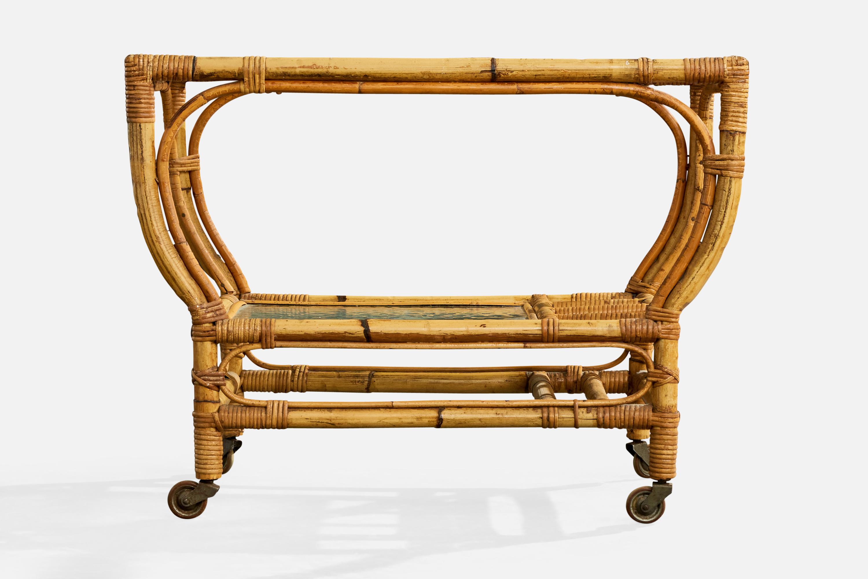 Suédois Designer suédois, chariot de bar, bambou, rotin, verre, Suède, années 1950 en vente