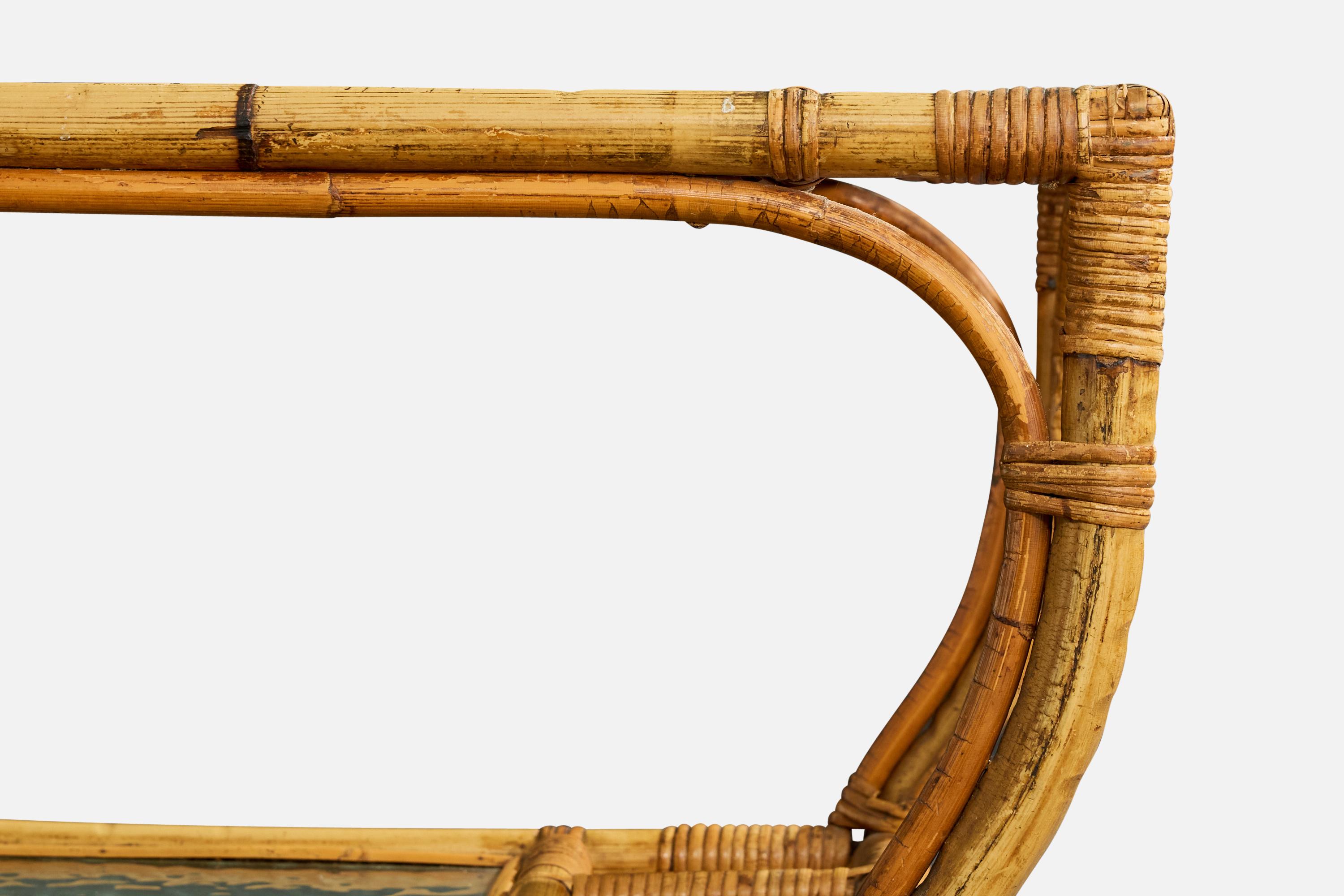 Designer suédois, chariot de bar, bambou, rotin, verre, Suède, années 1950 État moyen - En vente à High Point, NC