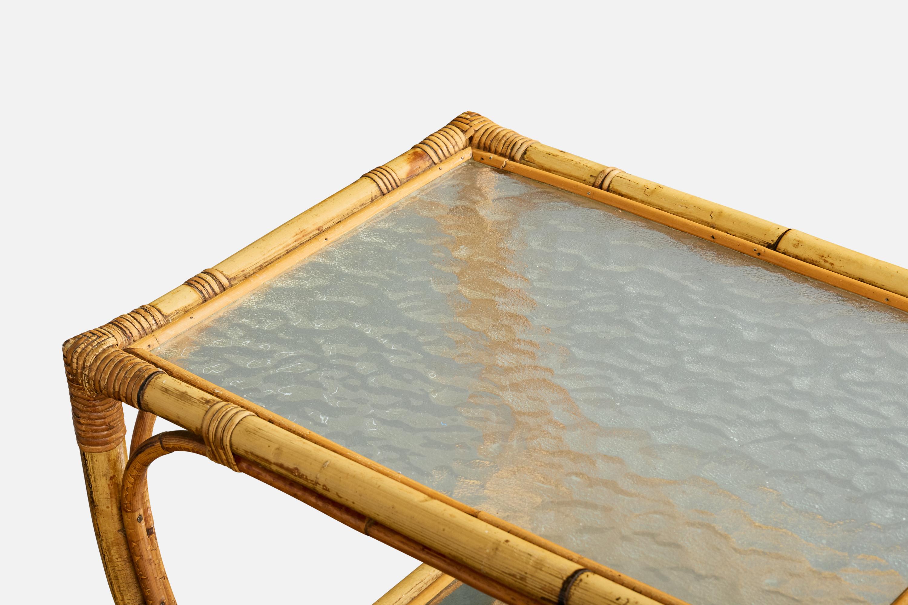 Milieu du XXe siècle Designer suédois, chariot de bar, bambou, rotin, verre, Suède, années 1950 en vente