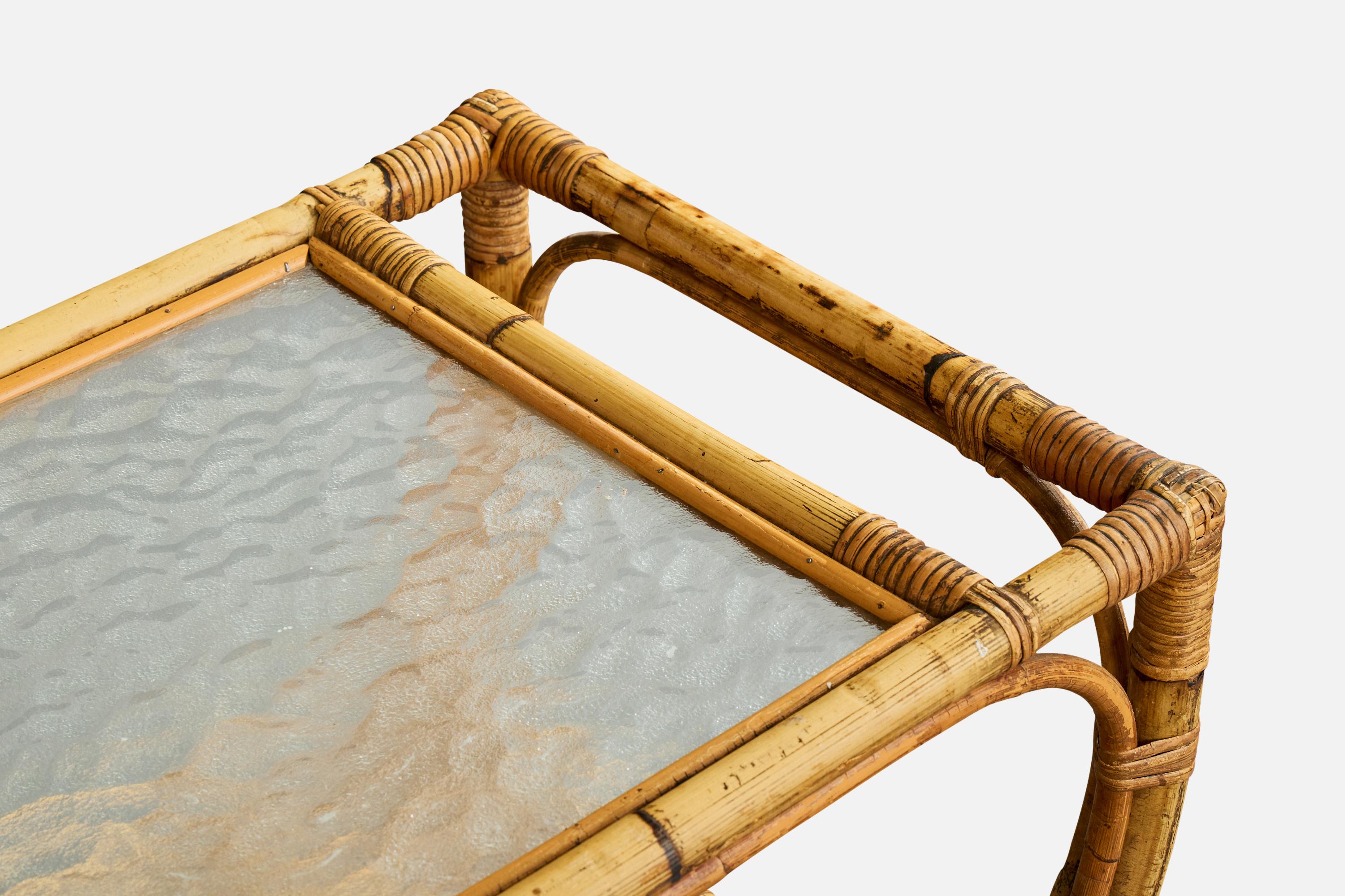 Bambou Designer suédois, chariot de bar, bambou, rotin, verre, Suède, années 1950 en vente