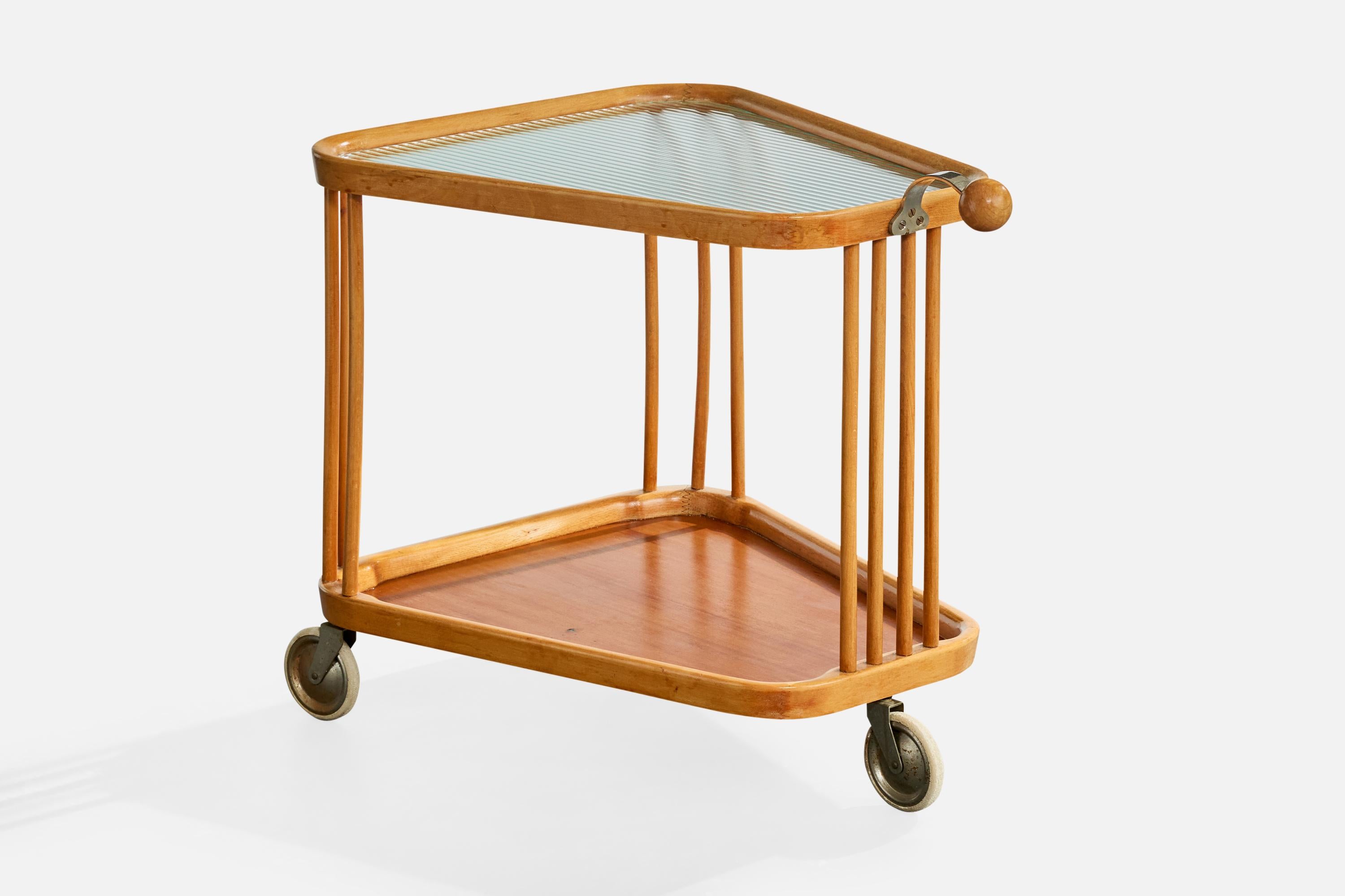 Chariot de bar en bois, verre gravé et métal, conçu et produit en Suède, vers les années 1930.

Petites brûlures sur la surface de l'étagère inférieure, ainsi que des taches mineures.

Les roues présentent une usure importante, mais roulent et