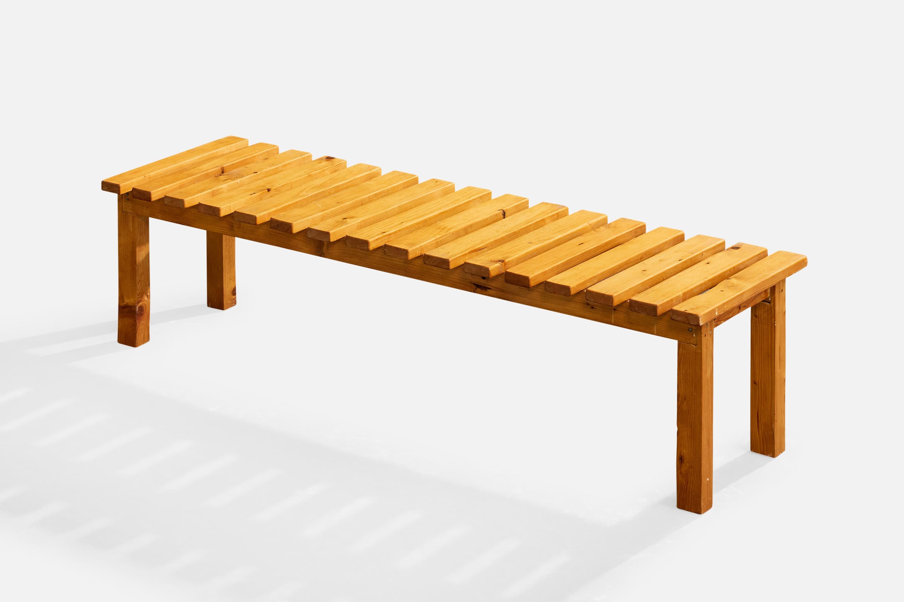 Panchina in pino progettata e prodotta in Svezia, anni '70 circa.

Lievi danni al piano del tavolo dovuti al normale utilizzo.

Gocce di colla sulle grembiulature laterali dovute al processo di costruzione originale.

Lievi graffi sui piedi delle