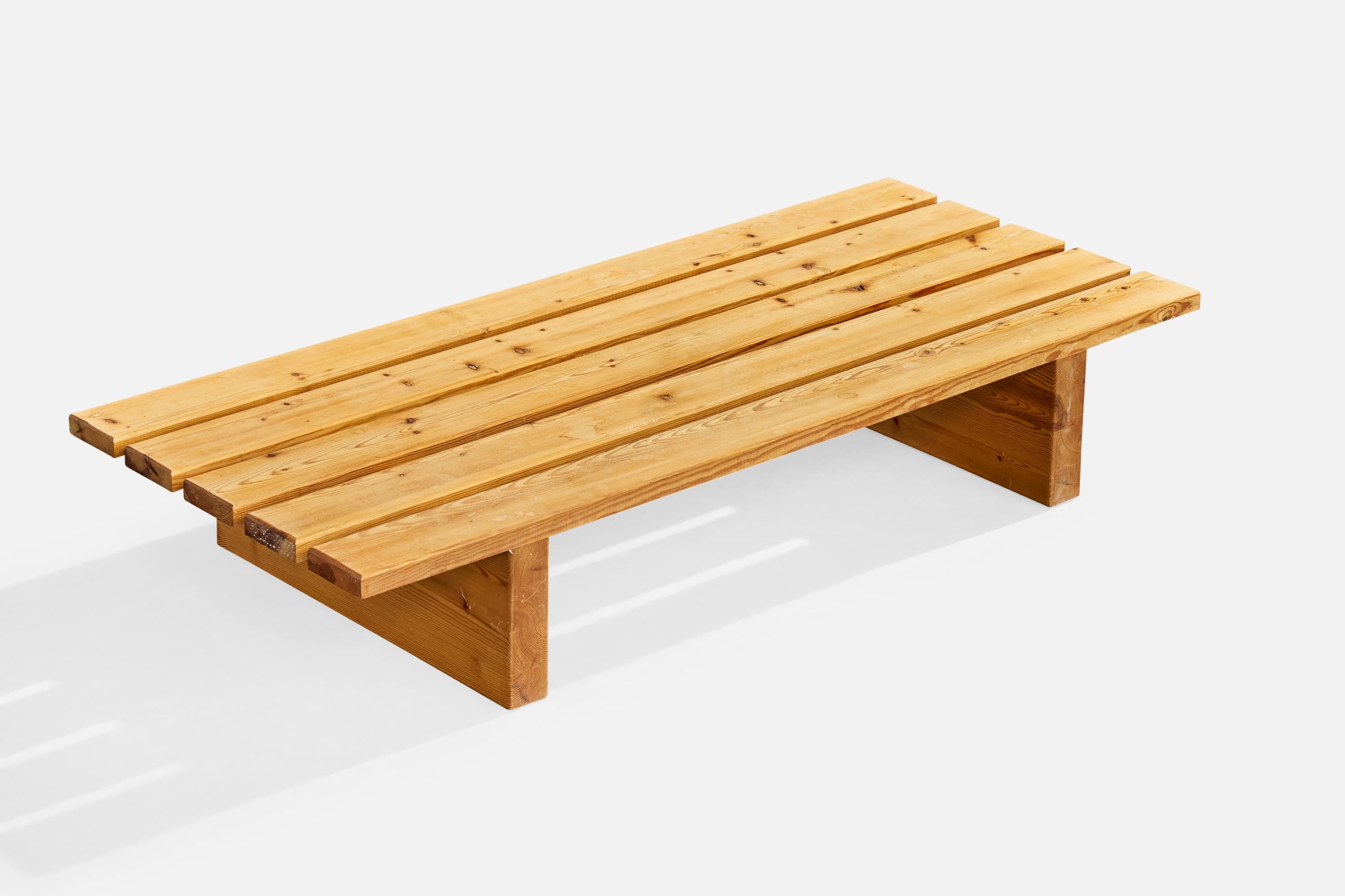 Banc en pin conçu et produit en Suède, c. années 1970.

Taches et imperfections mineures sur l'ensemble du banc, correspondant à une utilisation normale.

Dimensions globales (pouces) : 9.0 