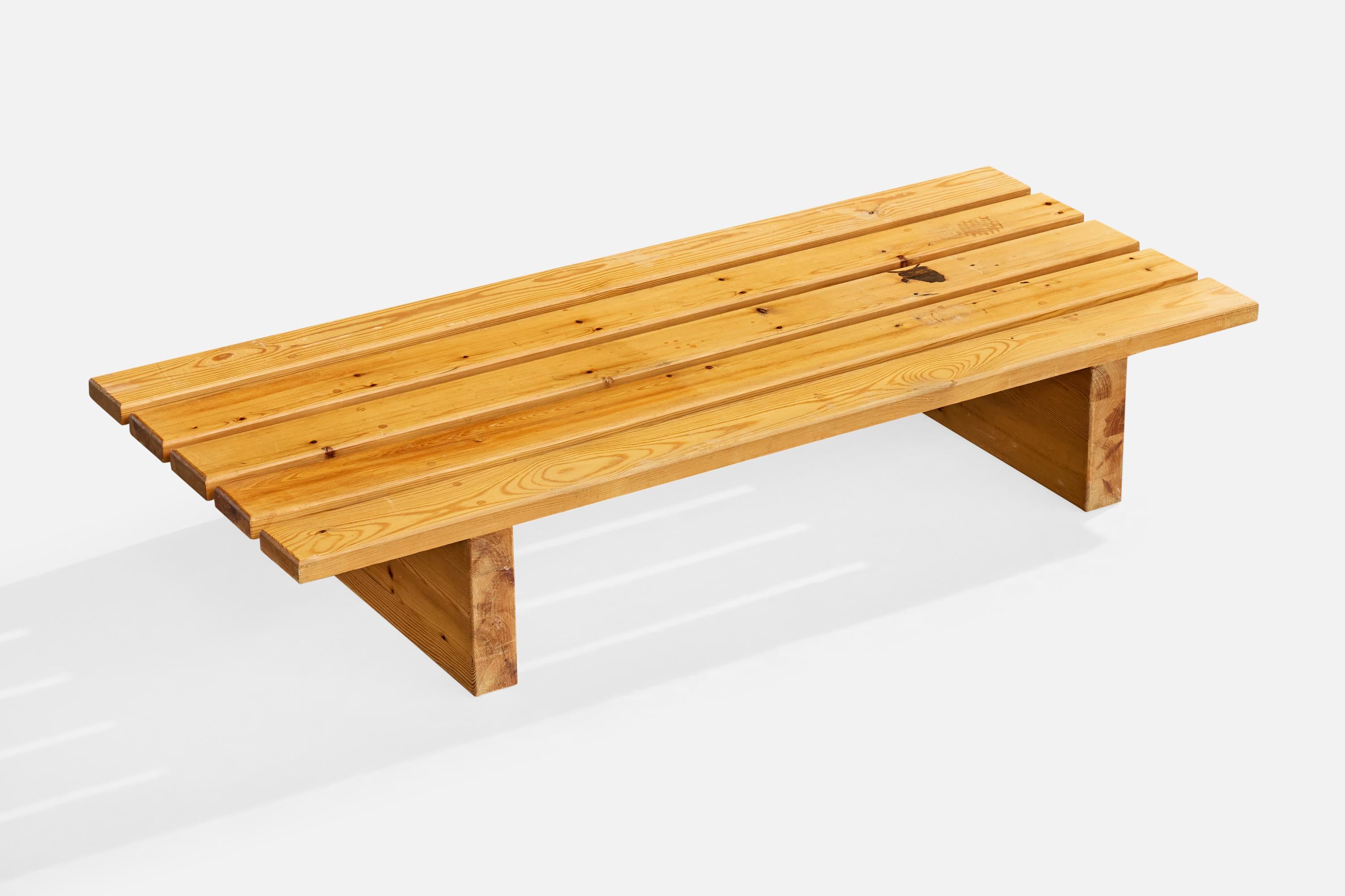 Banc en pin conçu et produit en Suède, c. années 1970.

Une tache modérée et une seconde tache foncée situées l'une à côté de l'autre sur une moitié de la surface du siège.

Signes légers à modérés d'utilisation normale sur l'ensemble du banc