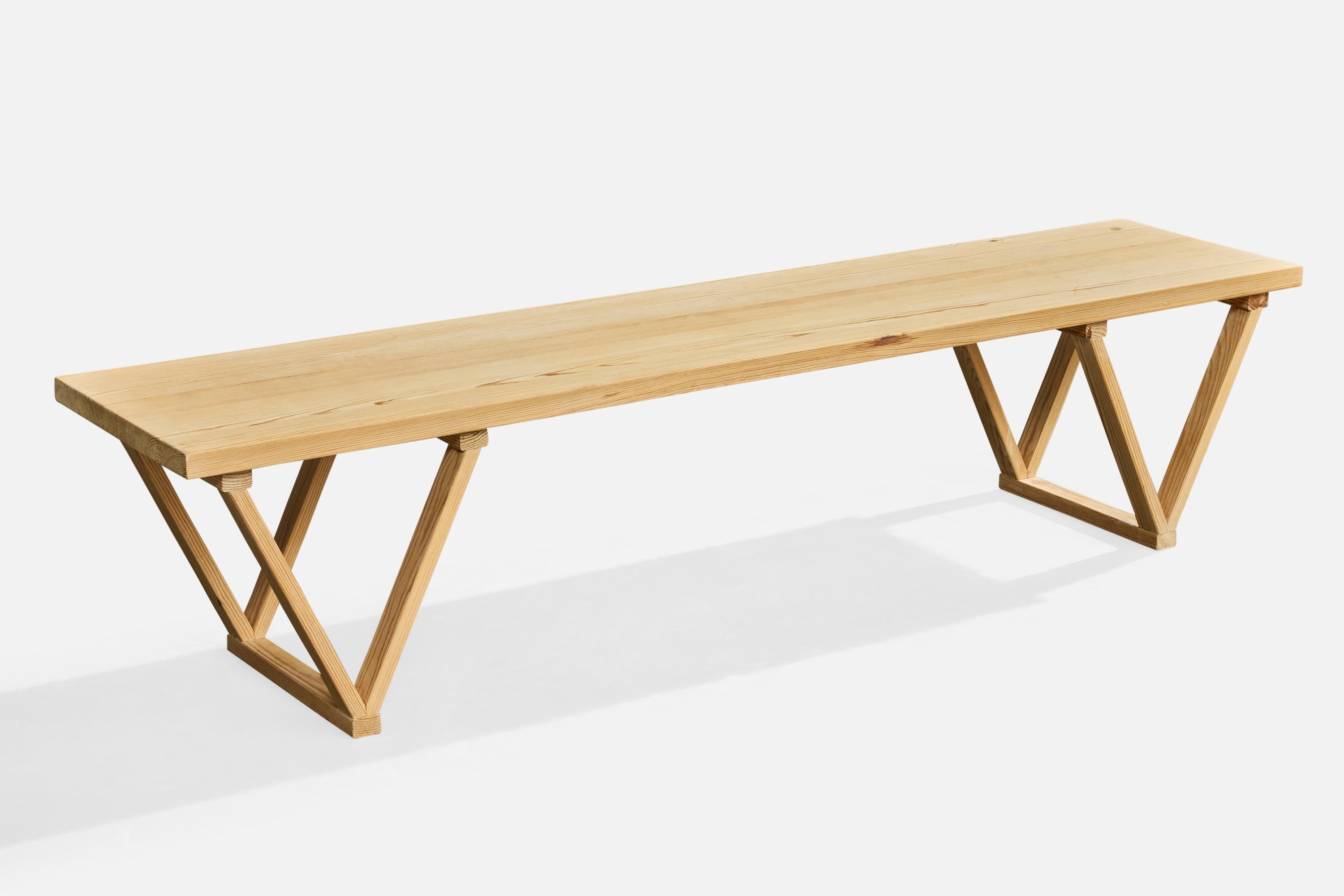 Banc en pin conçu et produit en Suède, c. années 1990.

Légères imperfections à la surface de la banquette correspondant à une utilisation normale.

Dimensions globales (pouces) : 16.0 