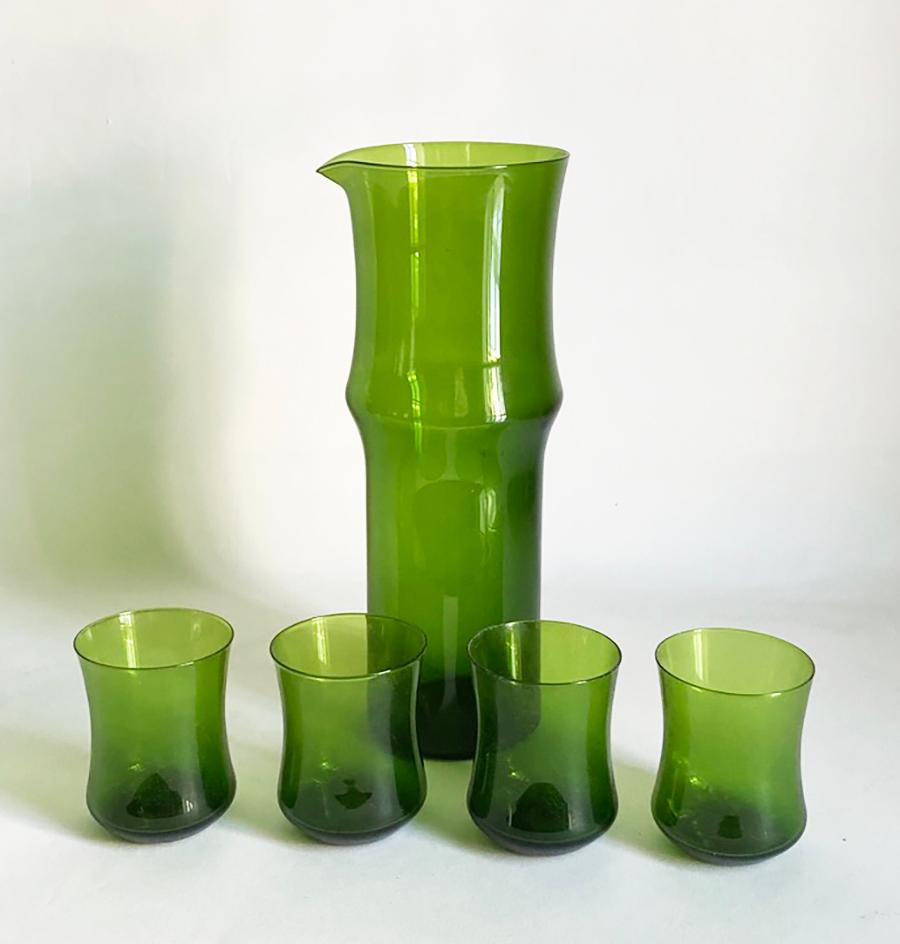 Hier ist ein grüner Glaskrug im Vintage-Stil und passende Tassen oder Gläser, entworfen von Bo Borgström für Aseda Glass. Das Set ist in sehr gutem Zustand. Ein Glas trägt noch das Originaletikett mit der Aufschrift MADE IN SWEDEN. Der Krug misst